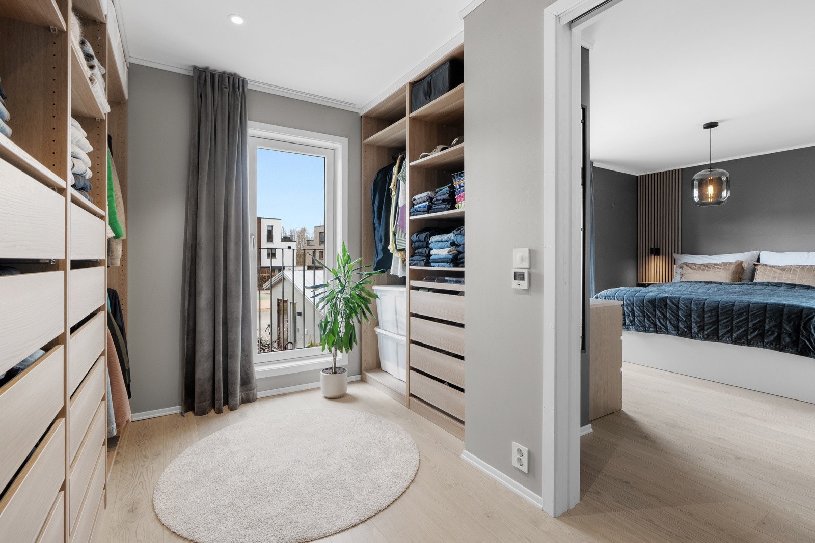 Fra hovedsoverommet er det direkte adkomst til et walk-in closet! Galleribilde