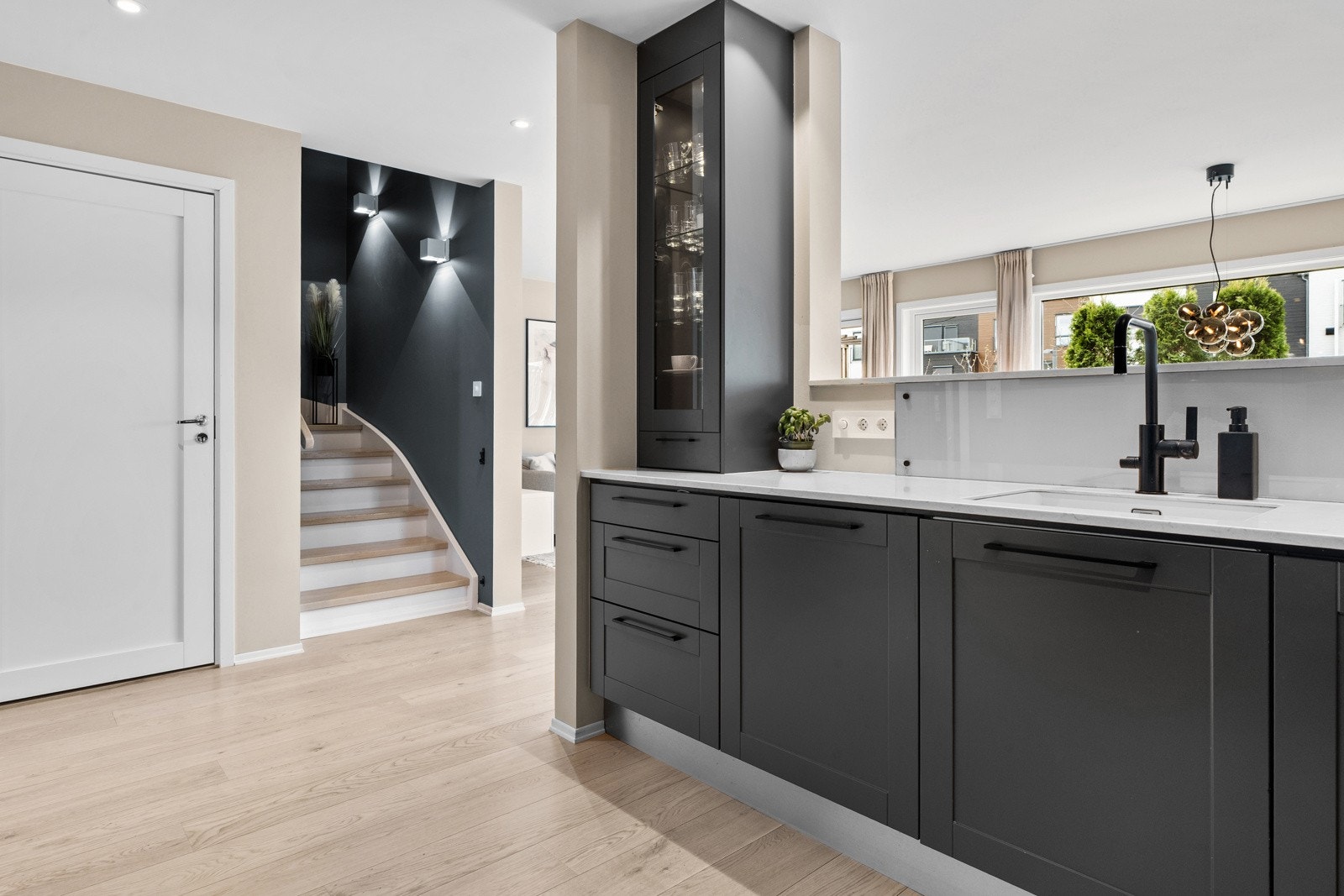 Det er godt med skap- og benkeplass for oppbevarig og matlaging. Galleribilde