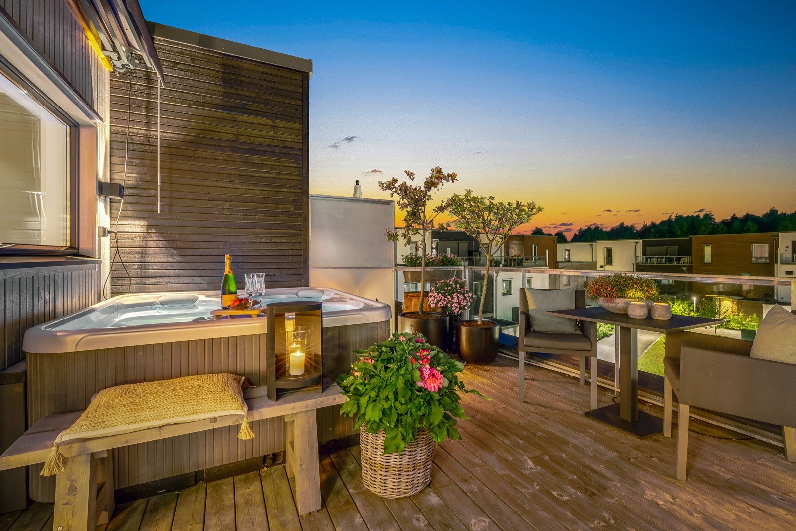 Takterrassen er blant annet utstyrt med en jacuzzi som medfølger. Galleribilde