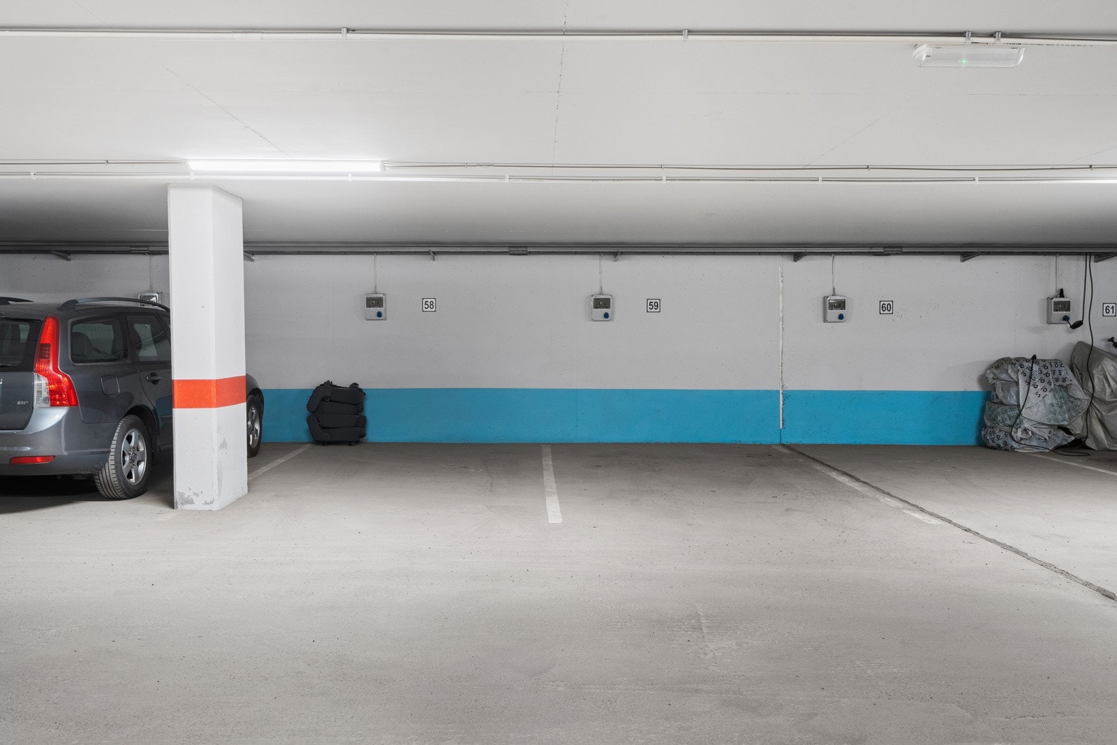 Boligen disponerer to parkeringsplasser ved siden av hverandre i felles garasjeanlegg. Galleribilde