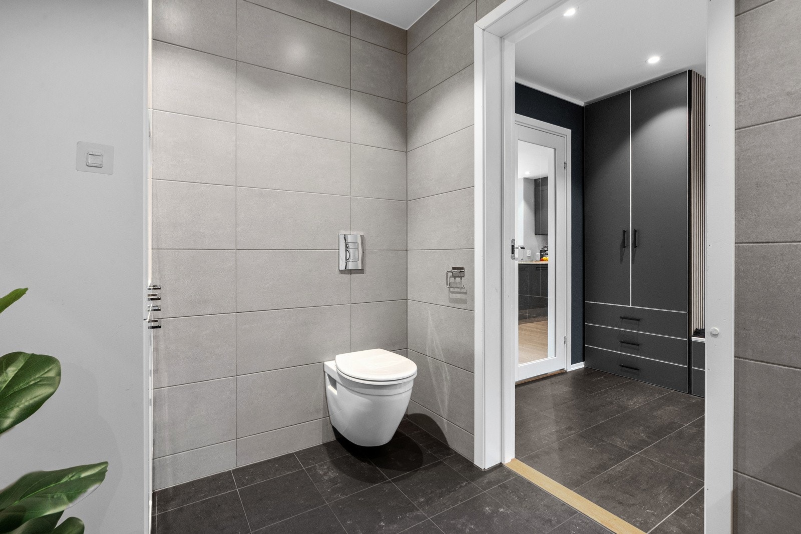 Badet har gulvvarme og vaskemaskin/ tørketrommel er plassert i skap, så her har du alt du trenger på baderommet! Galleribilde