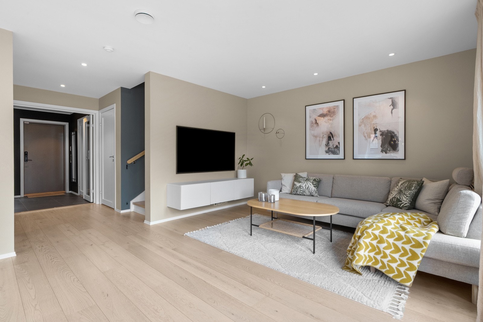 Videre er det etablert vannbåren gulvvarme i hele boligen. Galleribilde