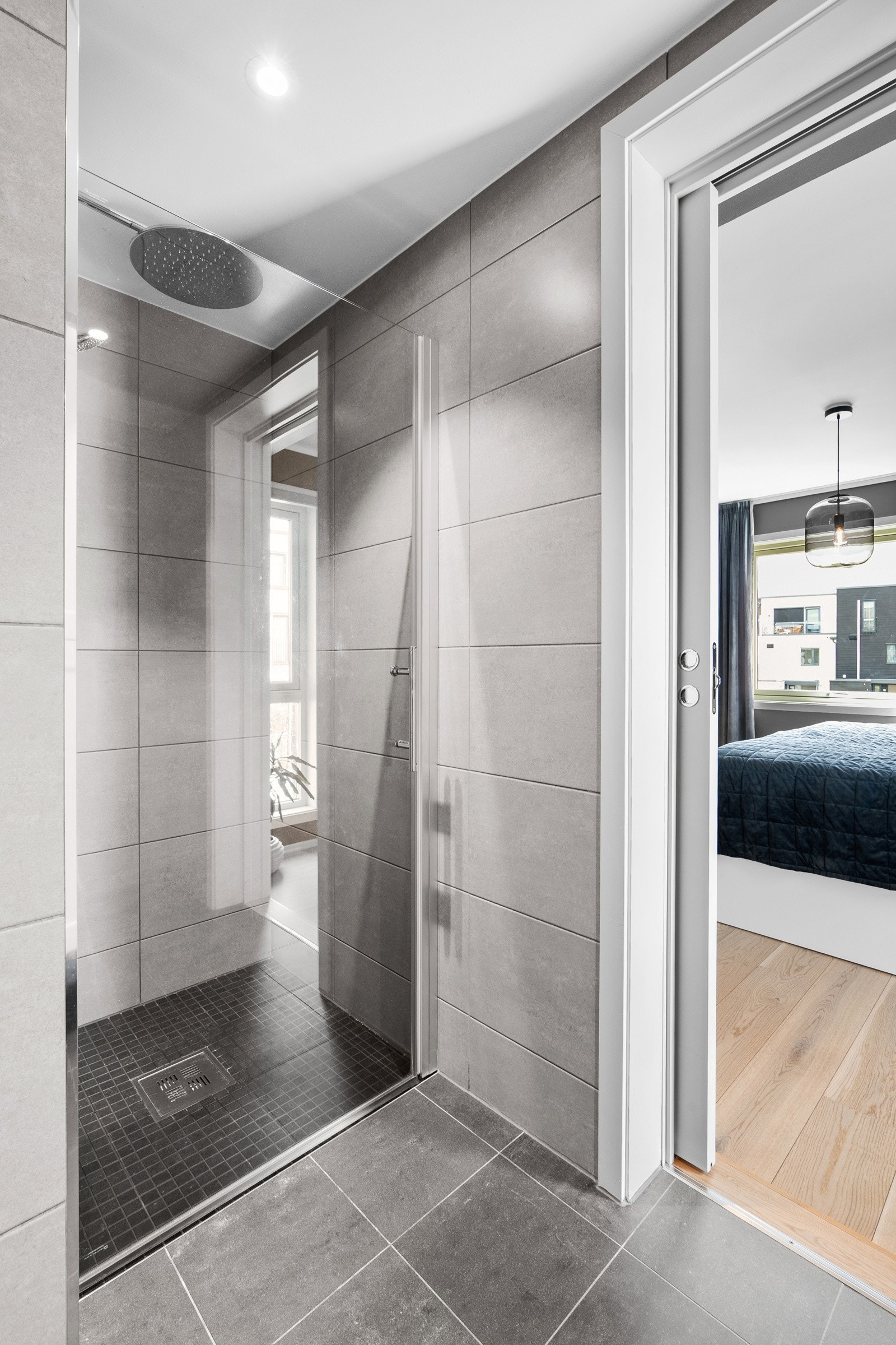 Badet består av vegghengt servantskap, vegghengt toalett med innebygget sisterne og dusjavlukke med hengslede glassdører. Galleribilde