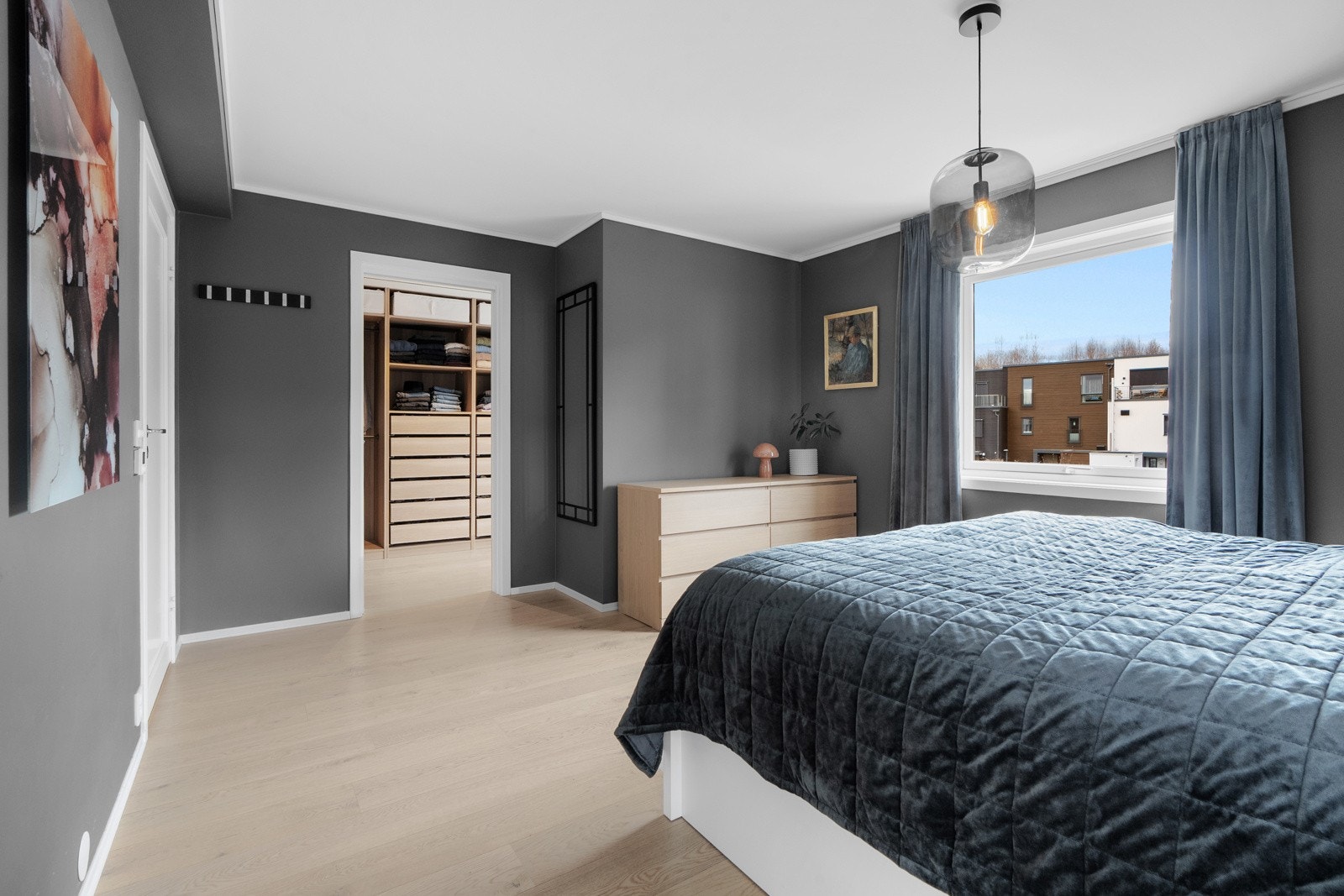 Rommet er malt i en behagelig farge og gir et moderne utrykk sammen med spileveggen. Galleribilde