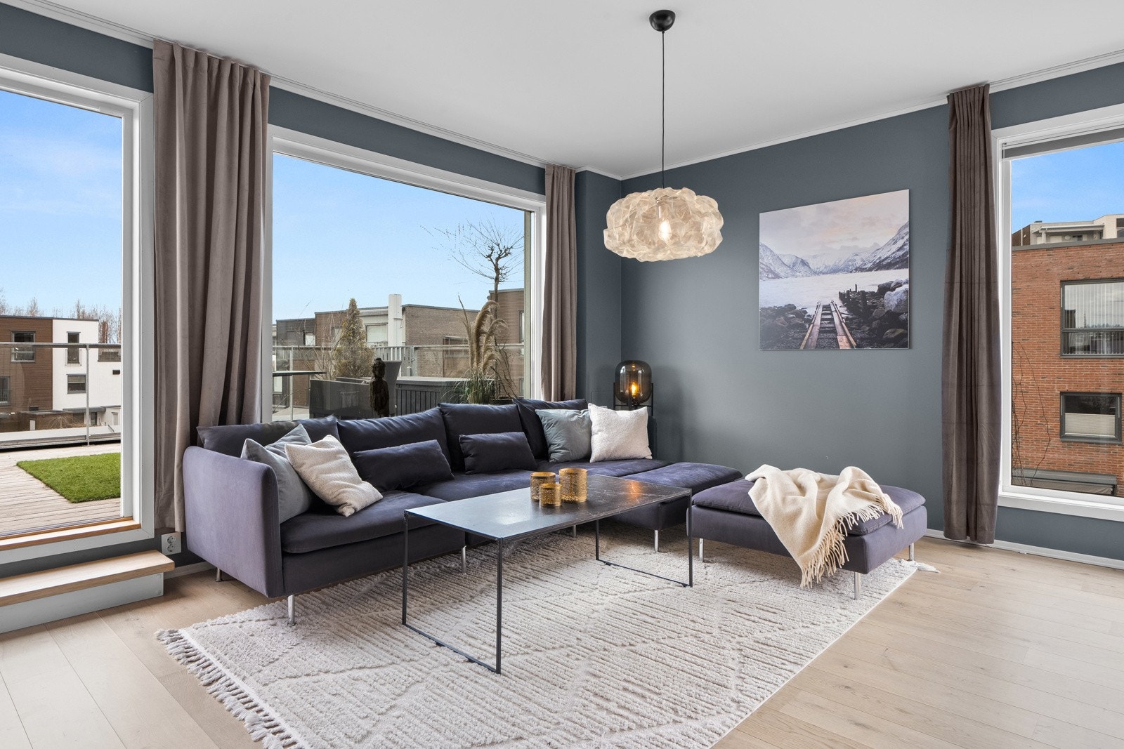 I tredje etasje er også det en delikat stue med plass til sofagruppe, TV med tilhørende møblement og andre oppbevaringsløsninger. Galleribilde