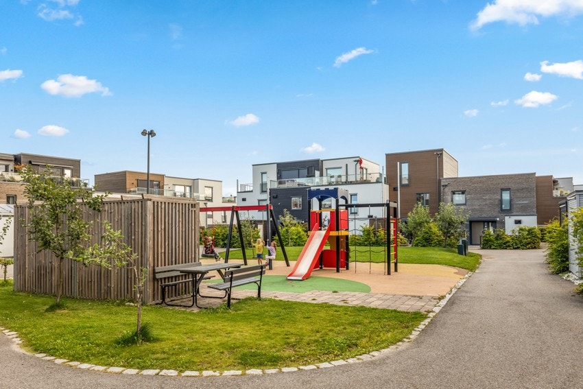 Barnevennlig beliggenhet med lekeplass utenfor. Galleribilde