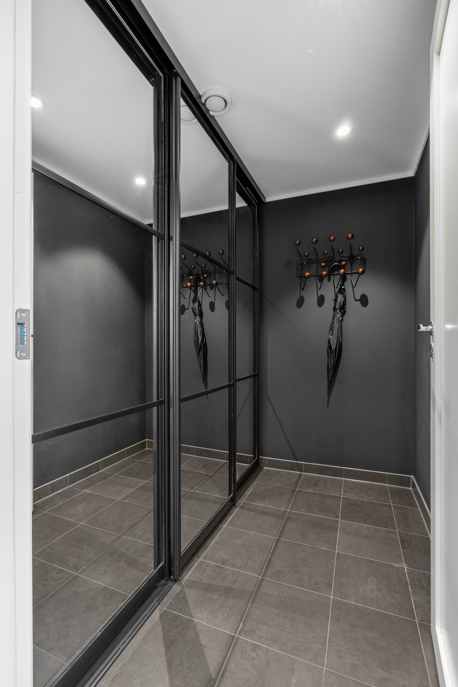 Fra entréen er det adkomst til et teknisk rom hvor det er satt inn en stor skyvedørsgarderobe for ekstra oppbevaring. Galleribilde