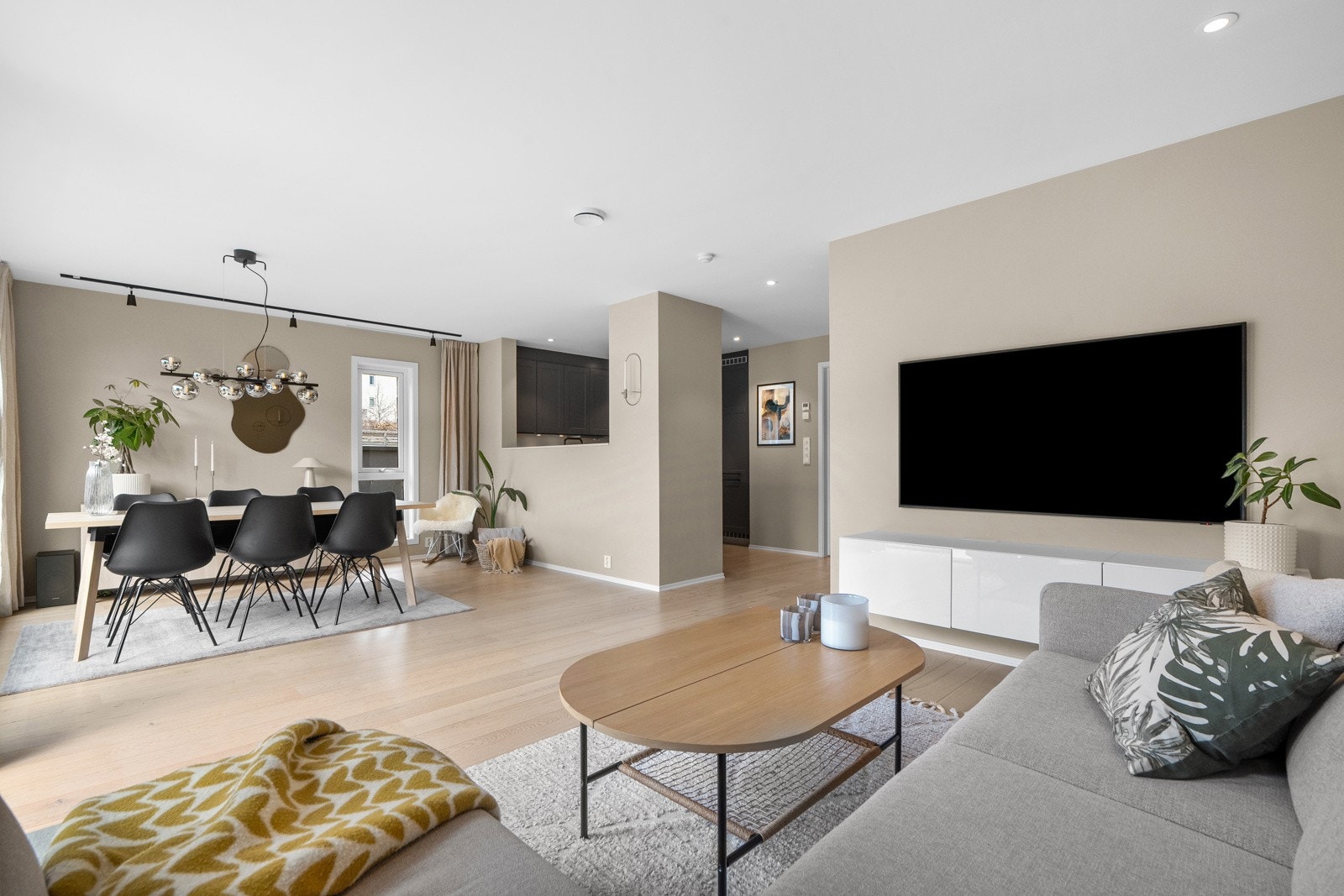 Boligens størrelse legger til rette for romslige og sosiale soner, så her er er det god plass til å samle både familie og venner. Galleribilde