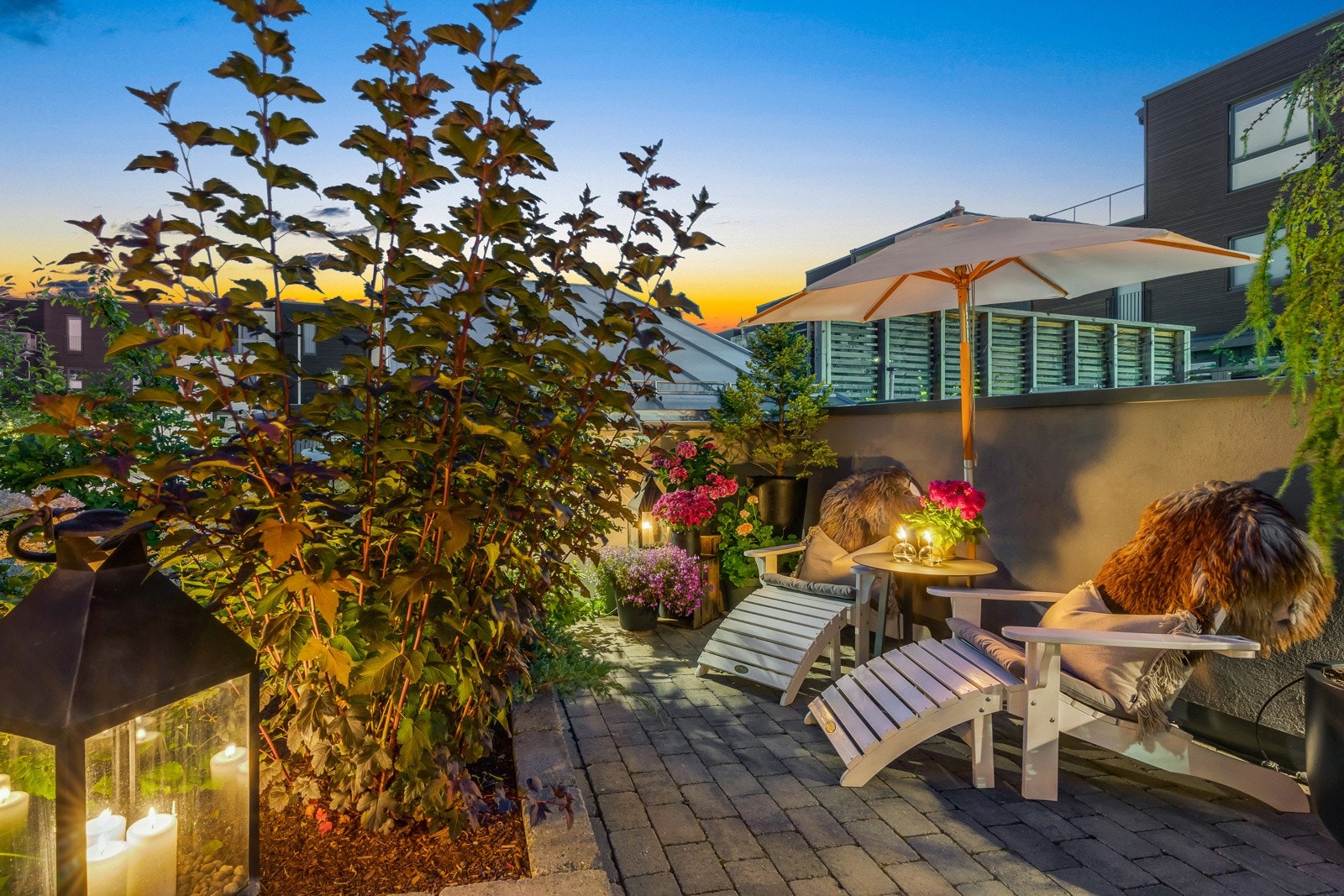 Videre er det god plass til ulike sittegrupper, grill og blomsterkasser - Her er alt tilrettelagt for å nyte sesongen til det fulle! Galleribilde