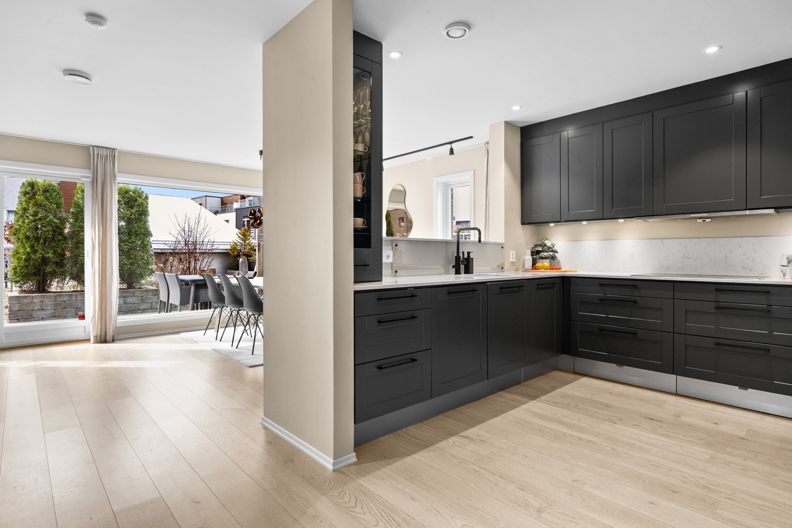 Lekkert og påkostet kjøkken fra HTH. De integrerte hvitevarene fra Miele medfølger handelen. Galleribilde