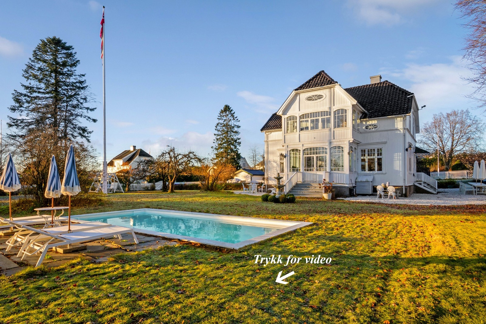 Den store eiertomten på over 3,3 mål gir en sjelden følelse av rom, ro og privatliv. Galleribilde