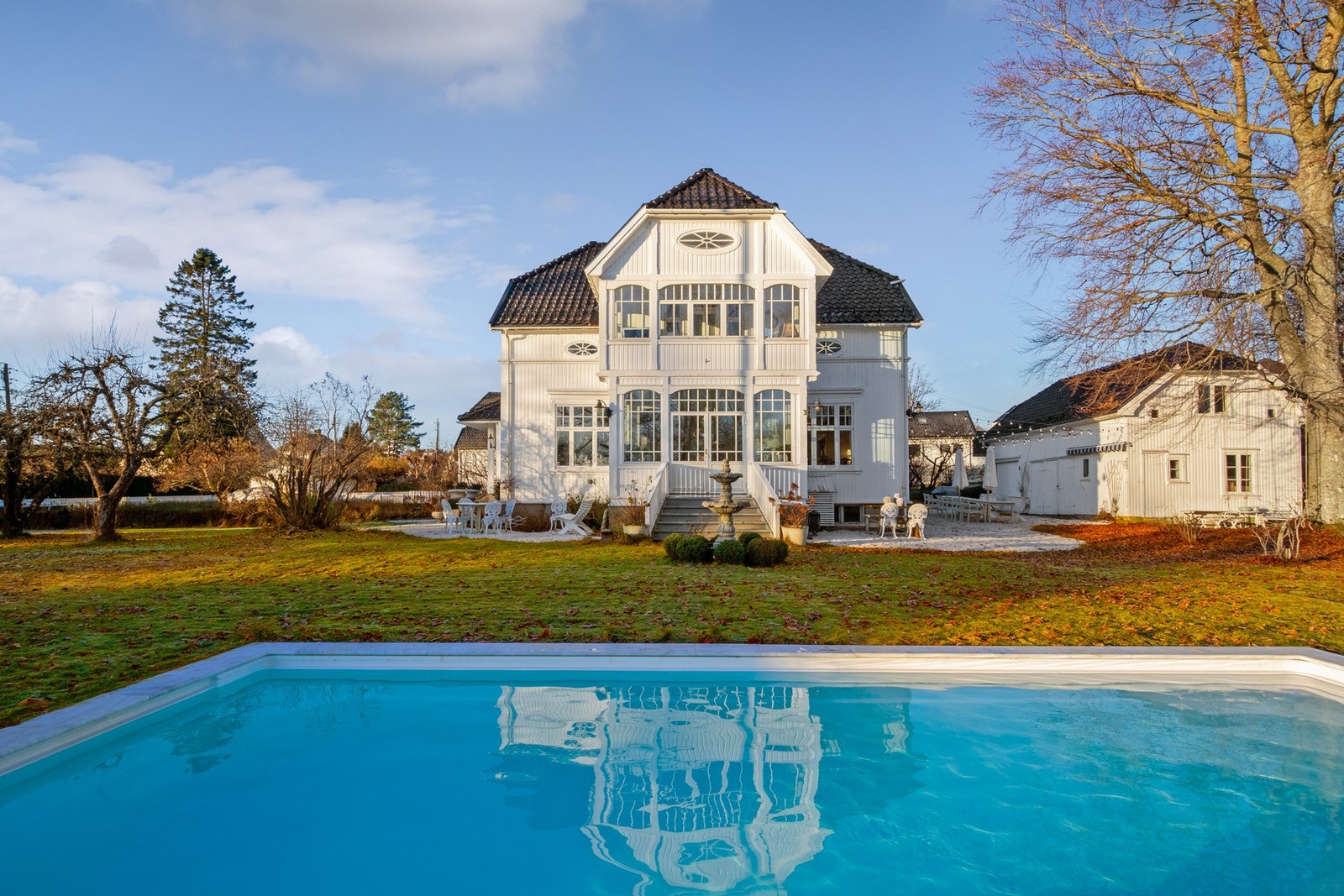 Velkommen til visning i Parkveien 7 - en klassisk villa med parkmessig hage og solrike uteområder. Galleribilde