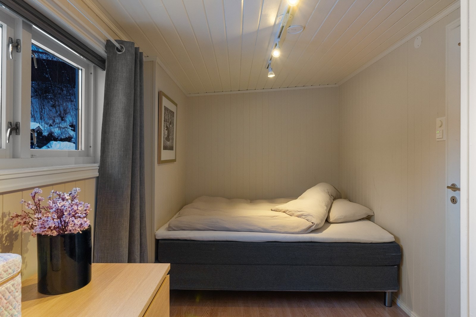 Soverom med god plass til dobbeltseng Galleribilde