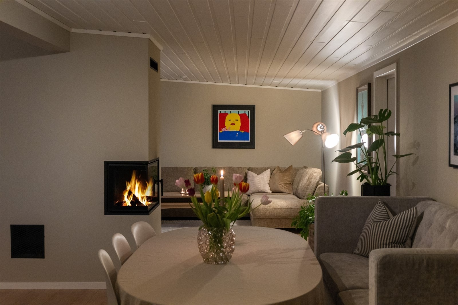 Spisestuen fungerer som et naturlig bindeledd mellom stue og kjøkken Galleribilde