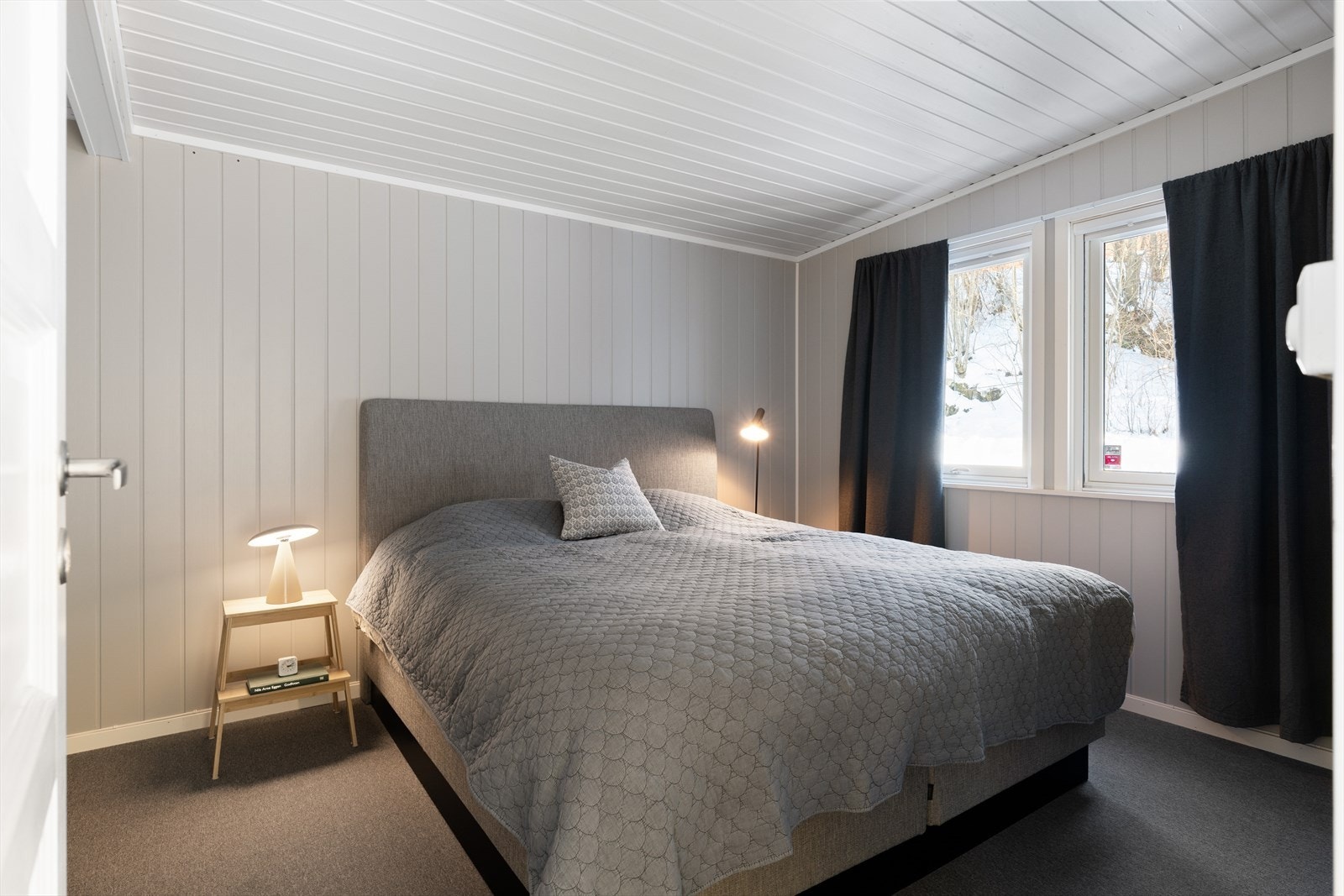 Et av boligens flere soverom - hovedsoverom av god størrelse med behagelig teppegulv Galleribilde