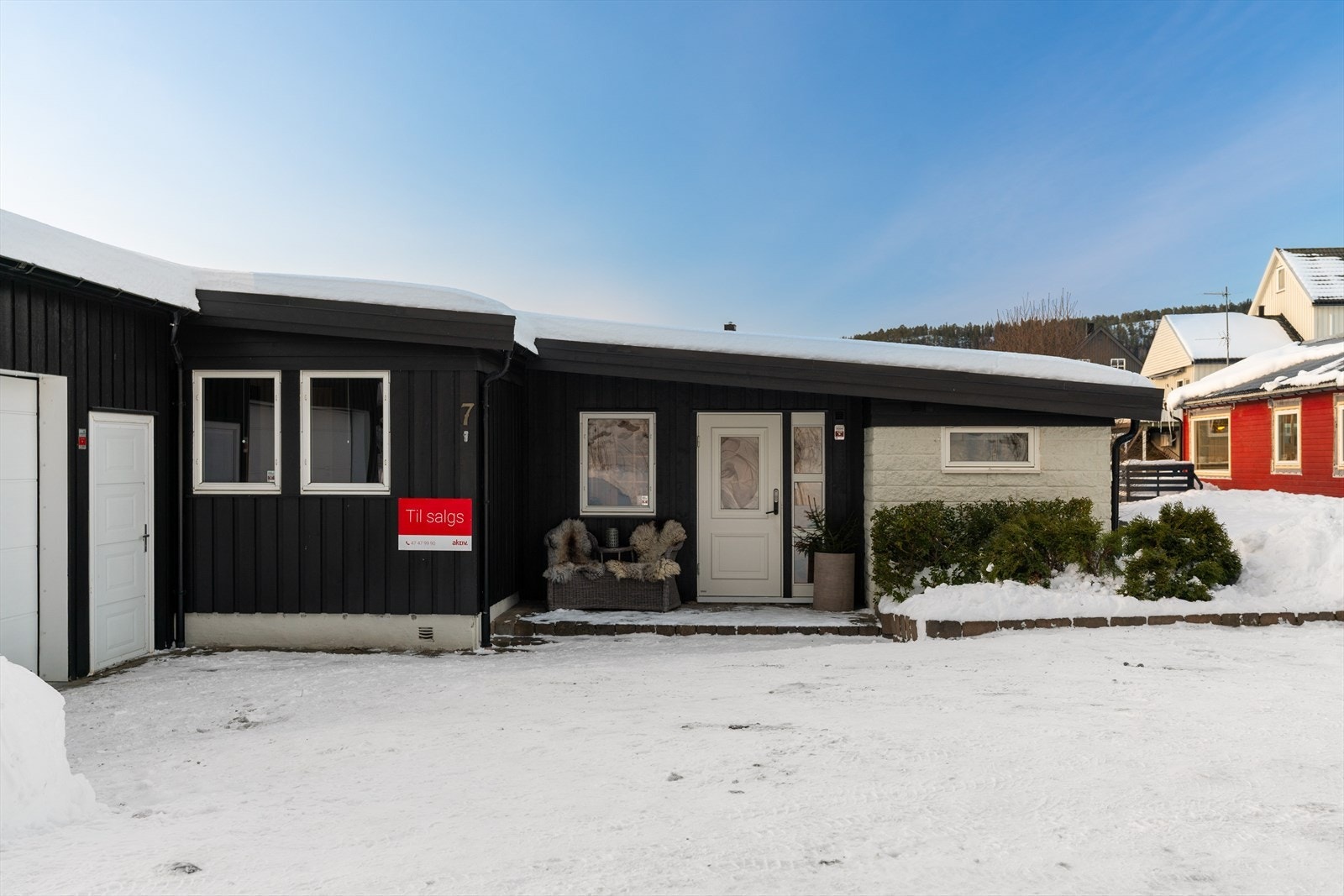 tomta er på ca. 953m² og er pent opparbeidet med steinlagt gårdsplass og hage med plen, busker, trær og blomsterbed. Galleribilde