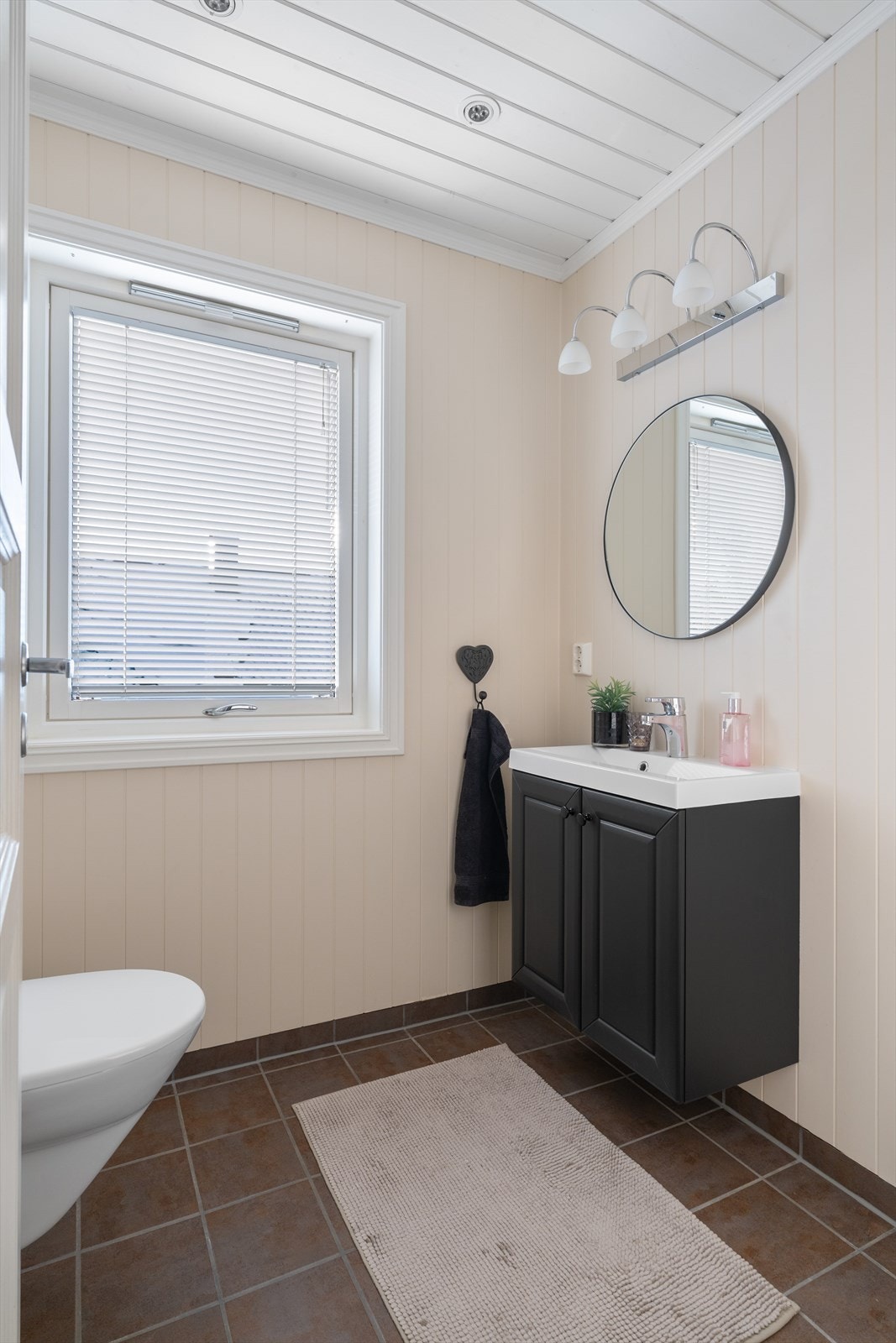 Ekstra toalett i soveromsfløyen Galleribilde