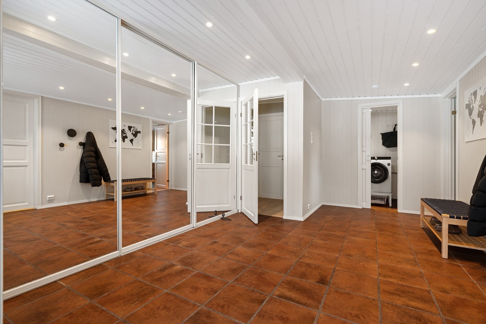 Romslig entré med stor skyvedørs garderobe Galleribilde