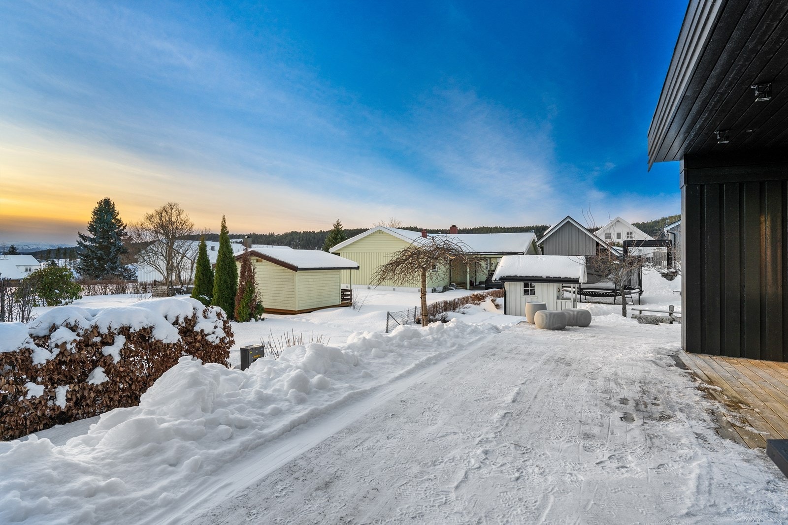 Boligen har ny veranda fra 2024 som strekker seg rundt boligen - her kan man følge solgangen gjennom dagen Galleribilde