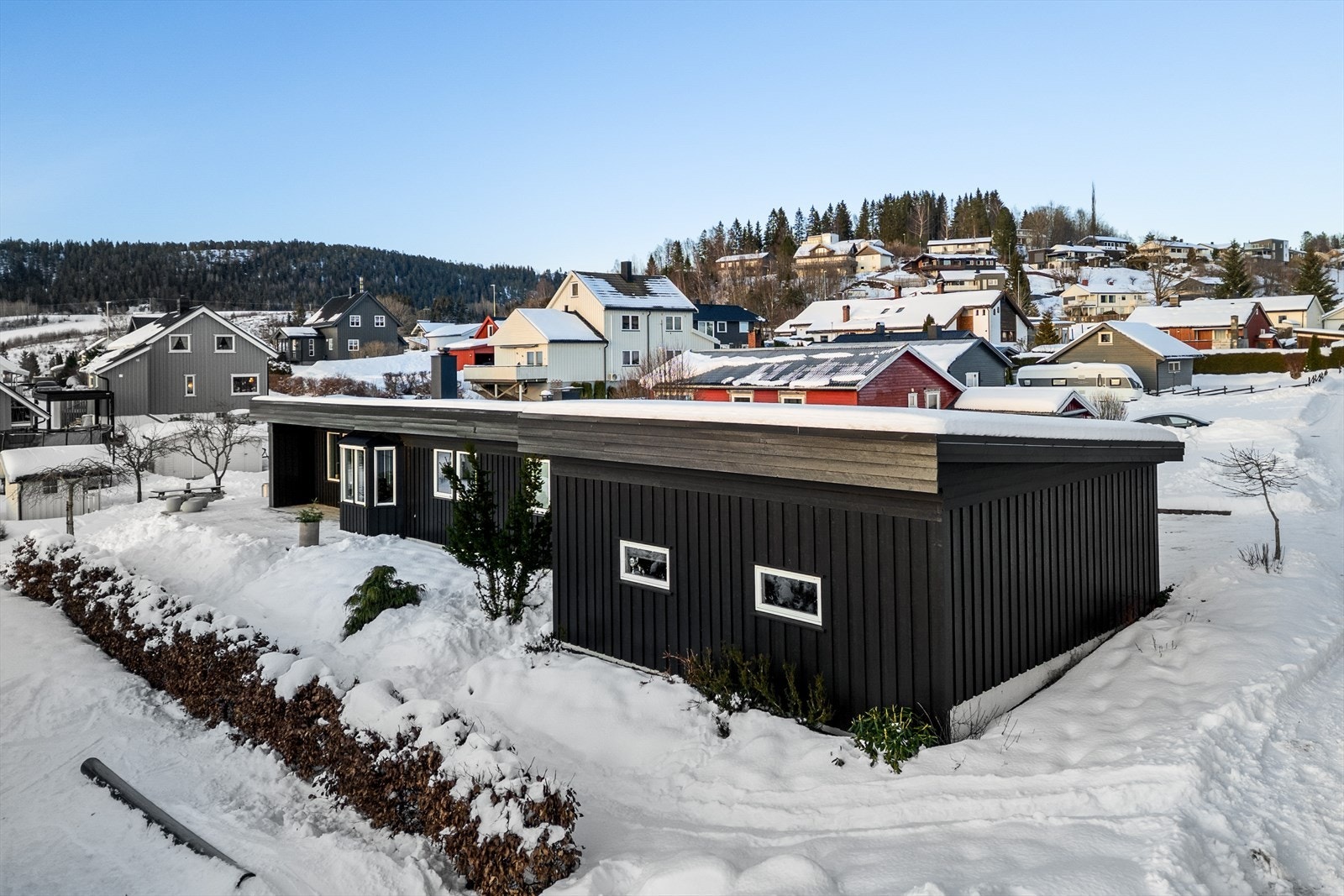 Boligen ligger i et veletablert boligområde med flere barnefamilier i samme område Galleribilde