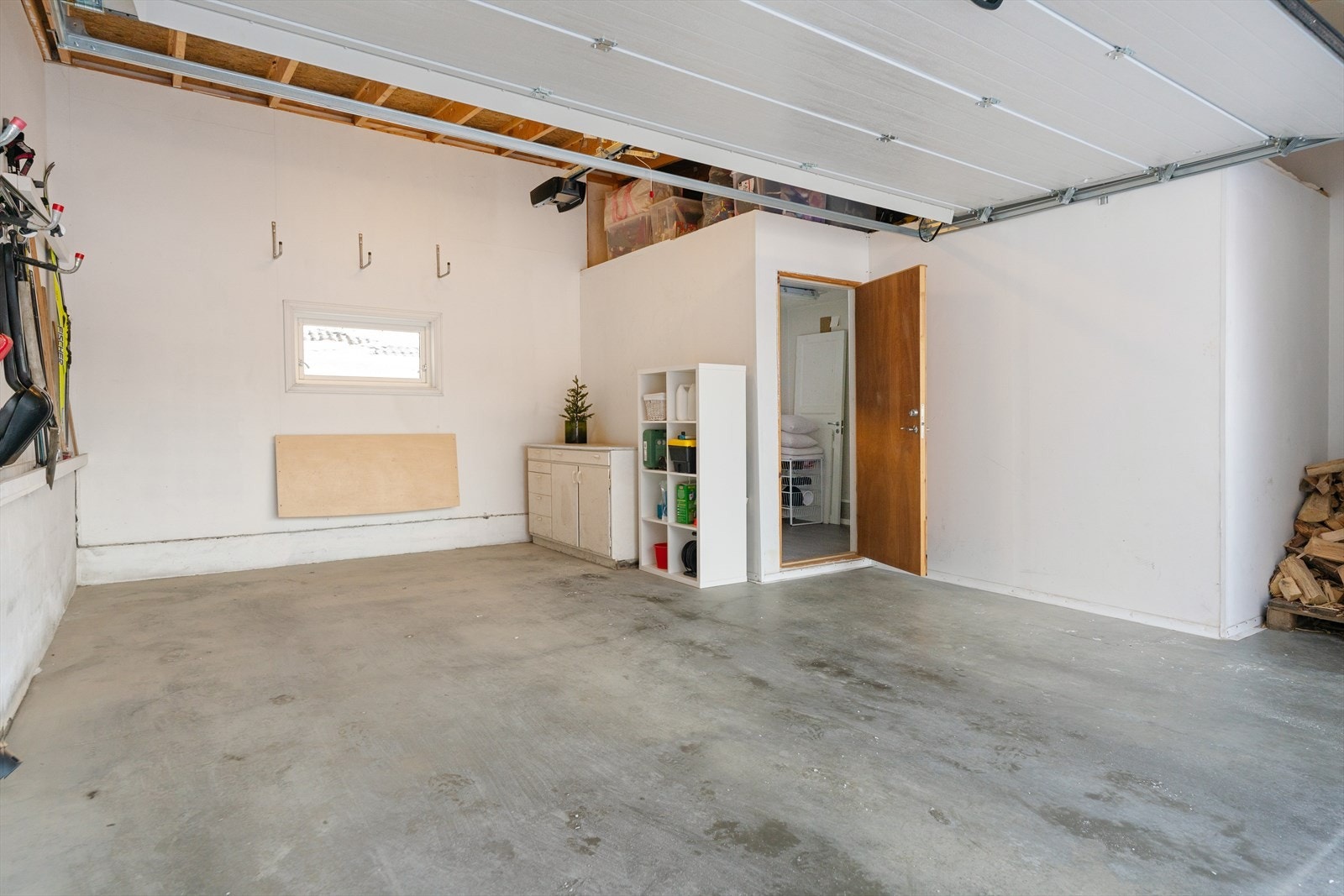 Romslig garasje med elektrisk port, bod og elbillader Galleribilde