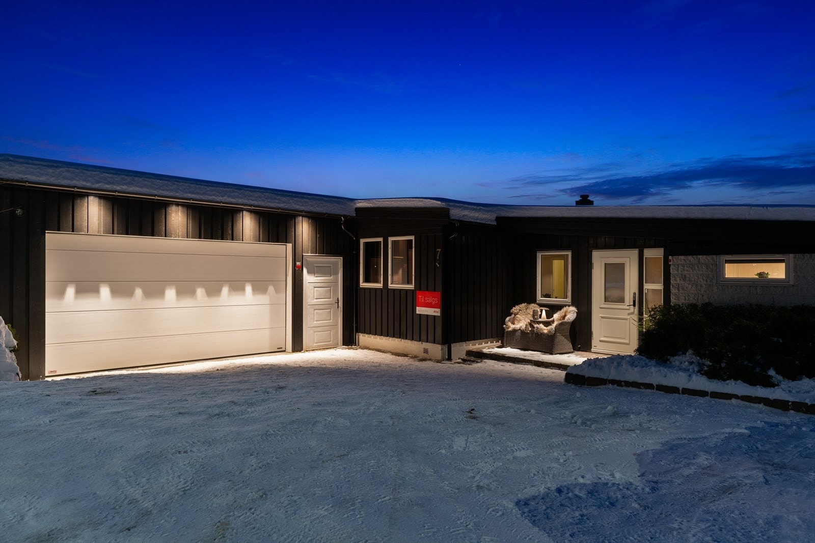 Innbydende gårdsrom som gir boligen et flott førsteinntrykk Galleribilde