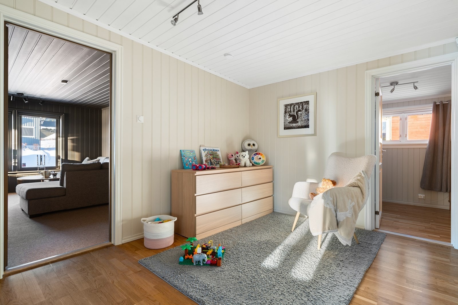 Videre inn finner man flere av boligens stuer - et perfekt oppholdsrom for de minste Galleribilde