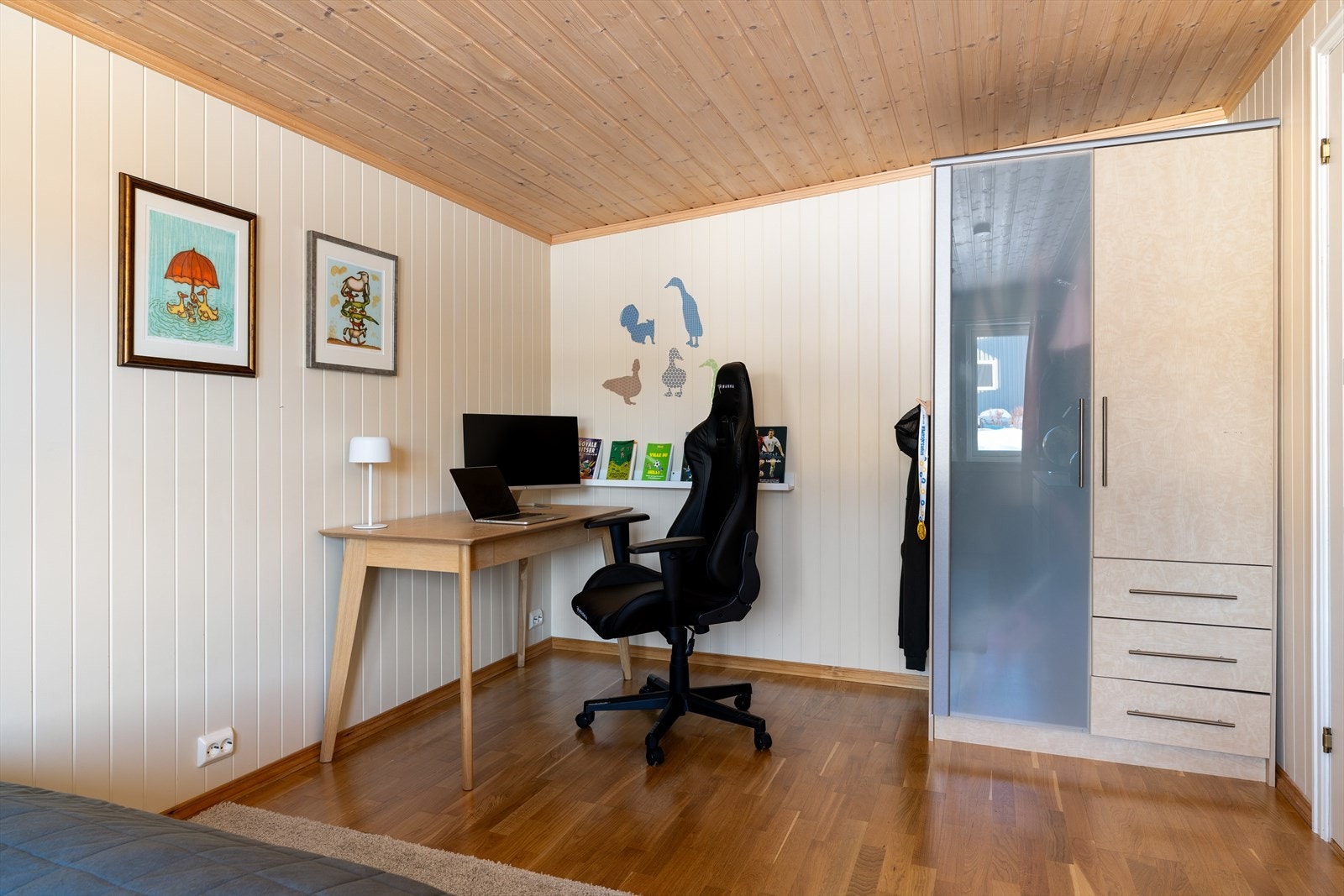 Her vil man ha god plass til pult og garderobe Galleribilde