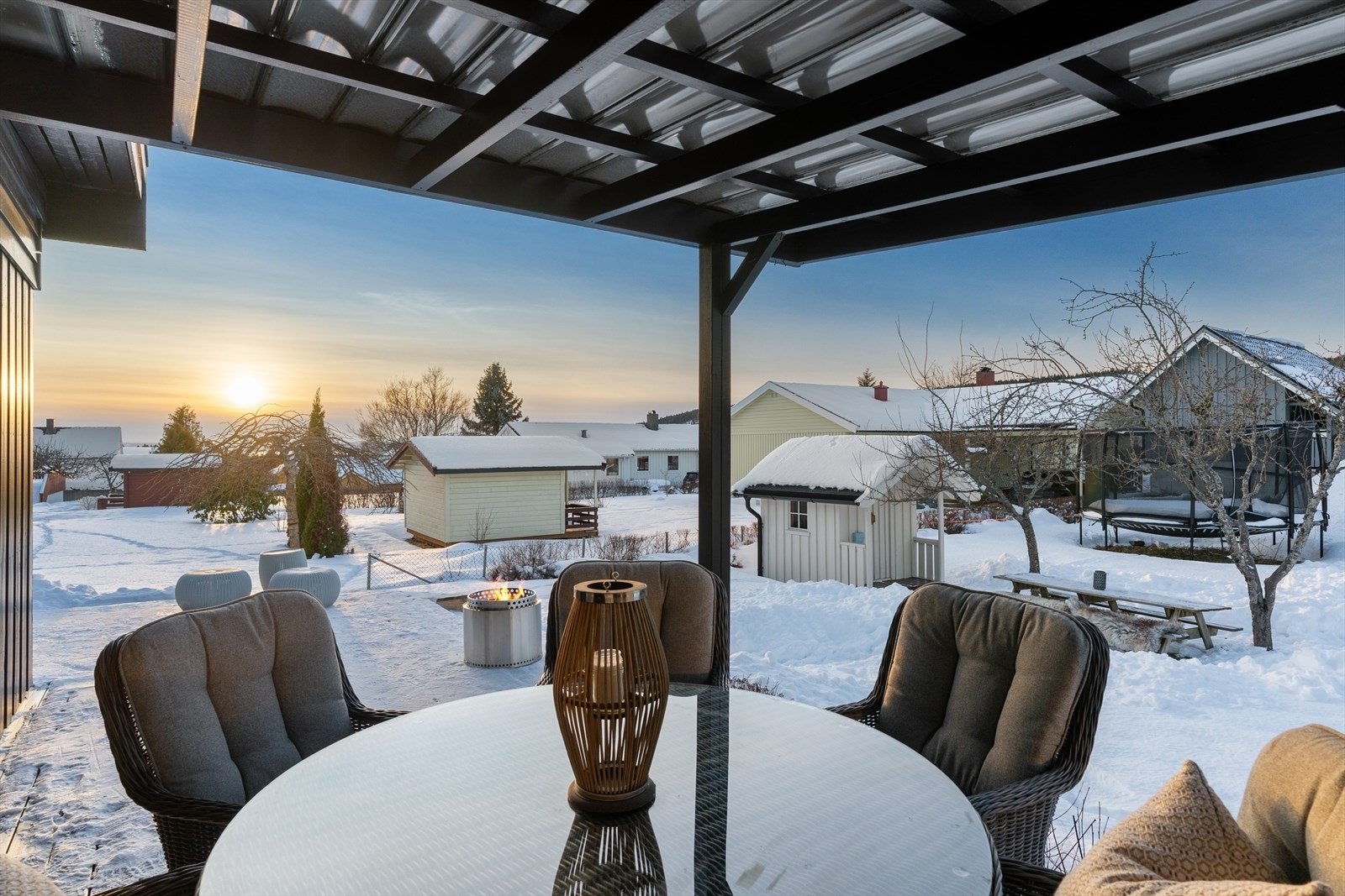 Deler av verandaen er overbygd. Her kan kveldssol og hyggelig stunder nytes Galleribilde