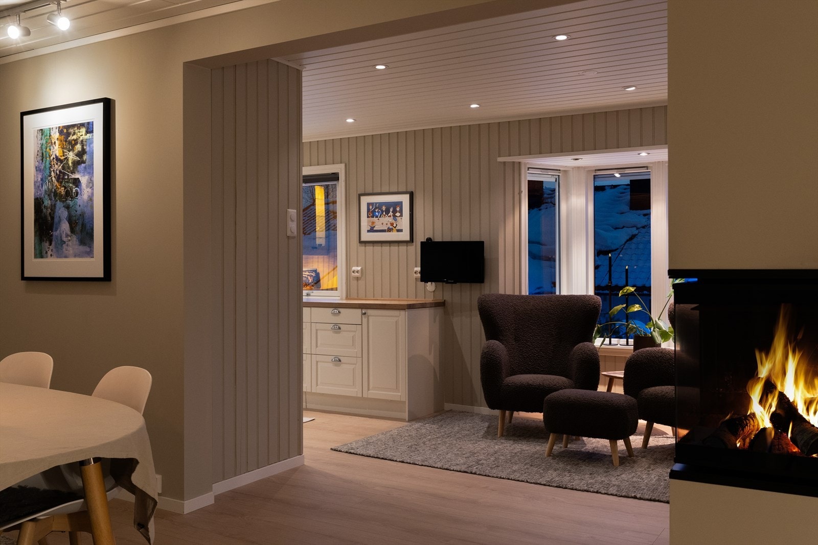 Det er lagt oppgradert kvalitetslaminat i store planker med behagelig gulvvarme Galleribilde