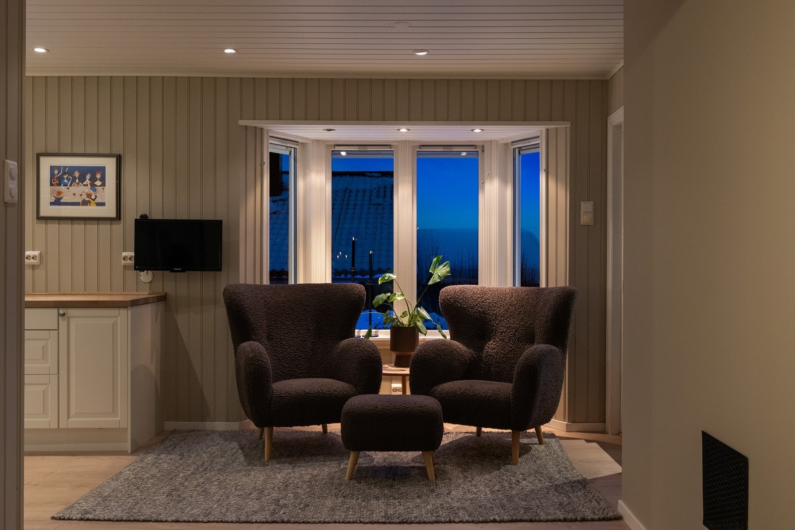 Rommet har spotter i tak og gode møbleringsmuligheter for både hverdagsbruk og sosiale sammenkomster. Galleribilde