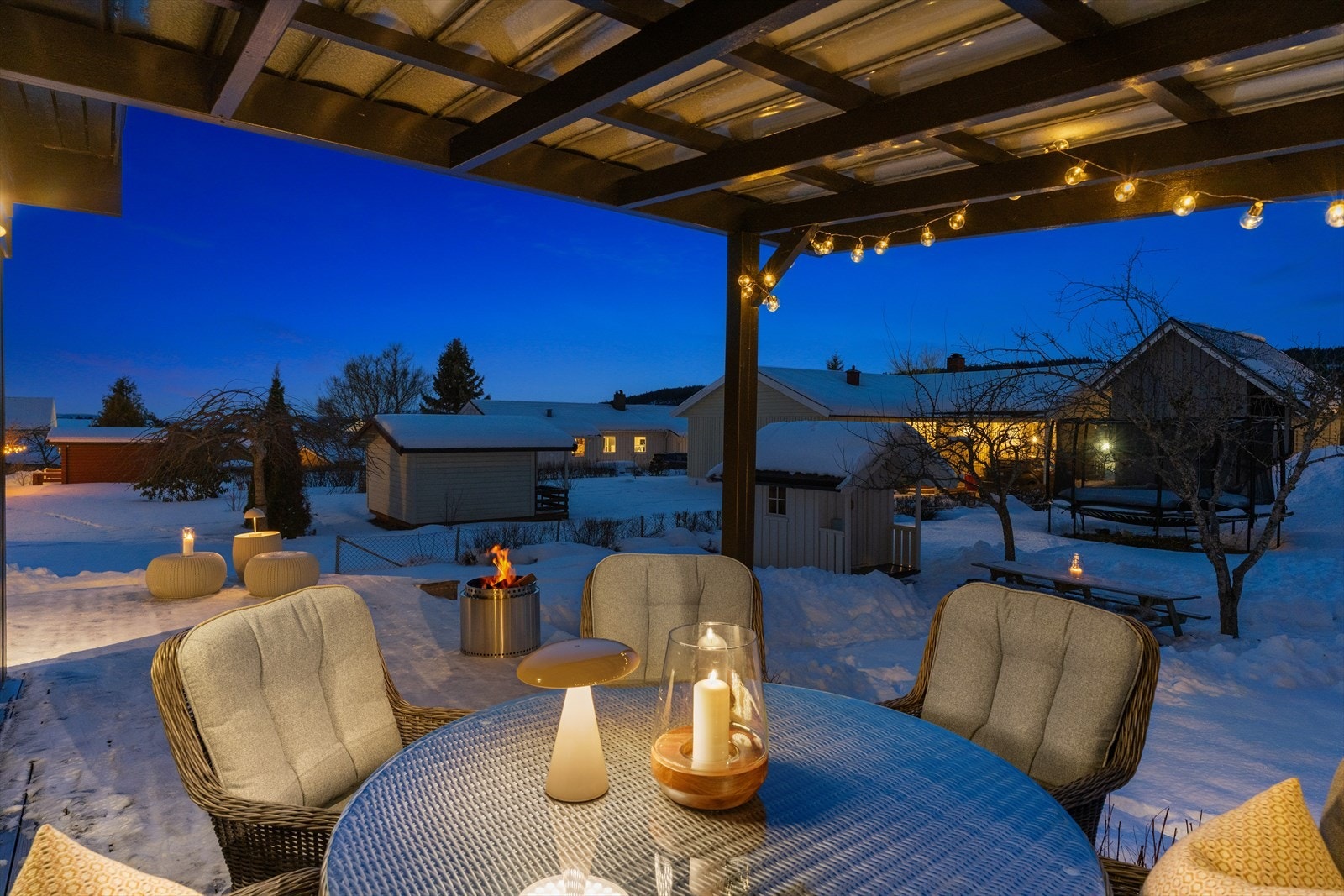 Eiendommen har ellers fabelaktige solforhold med store grøntområder og fin beplantning Galleribilde