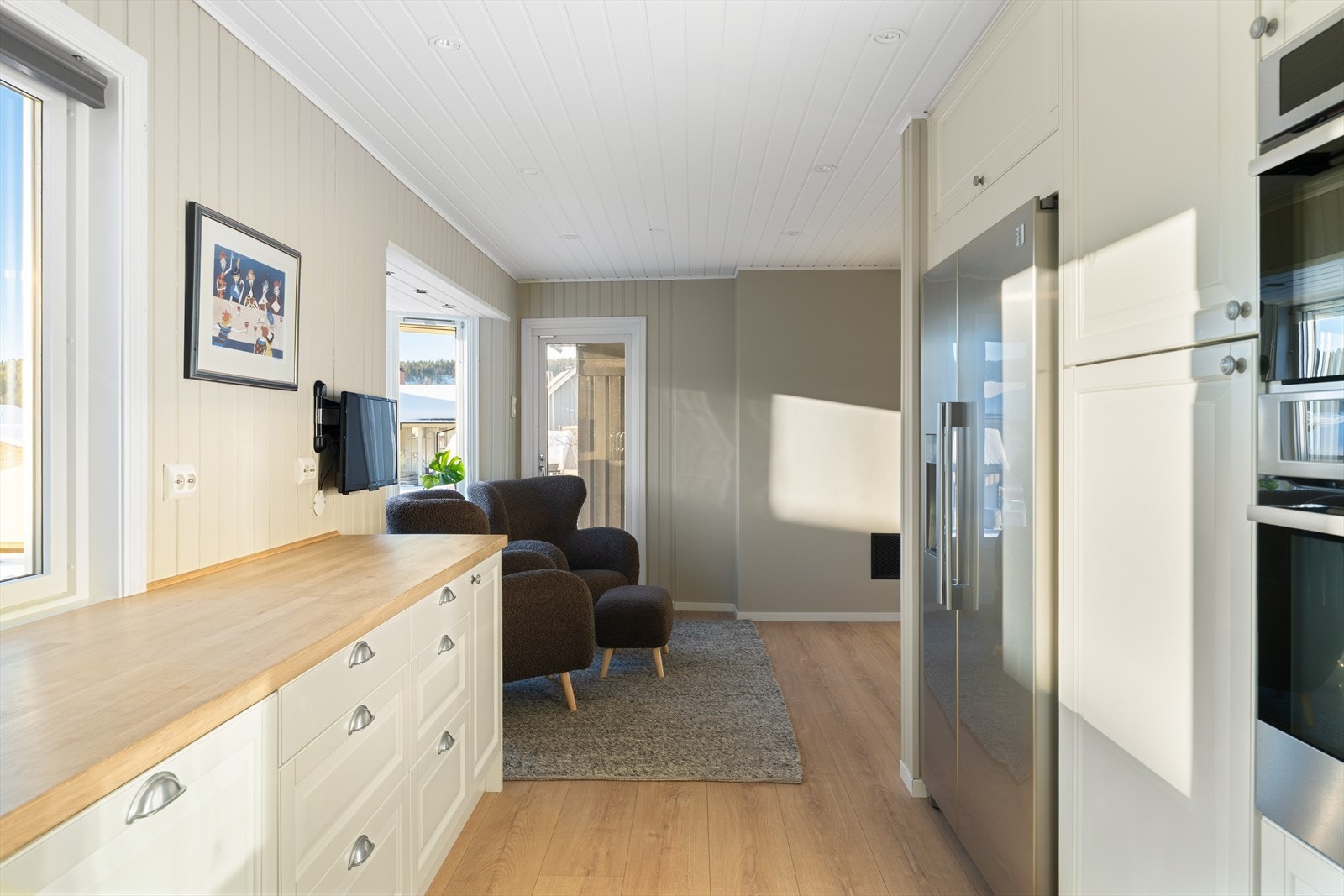 Boligen er meget gjennomtenkt, noe som gjenspeiles i alt av naturlig sollys som kommer inn i boligen Galleribilde