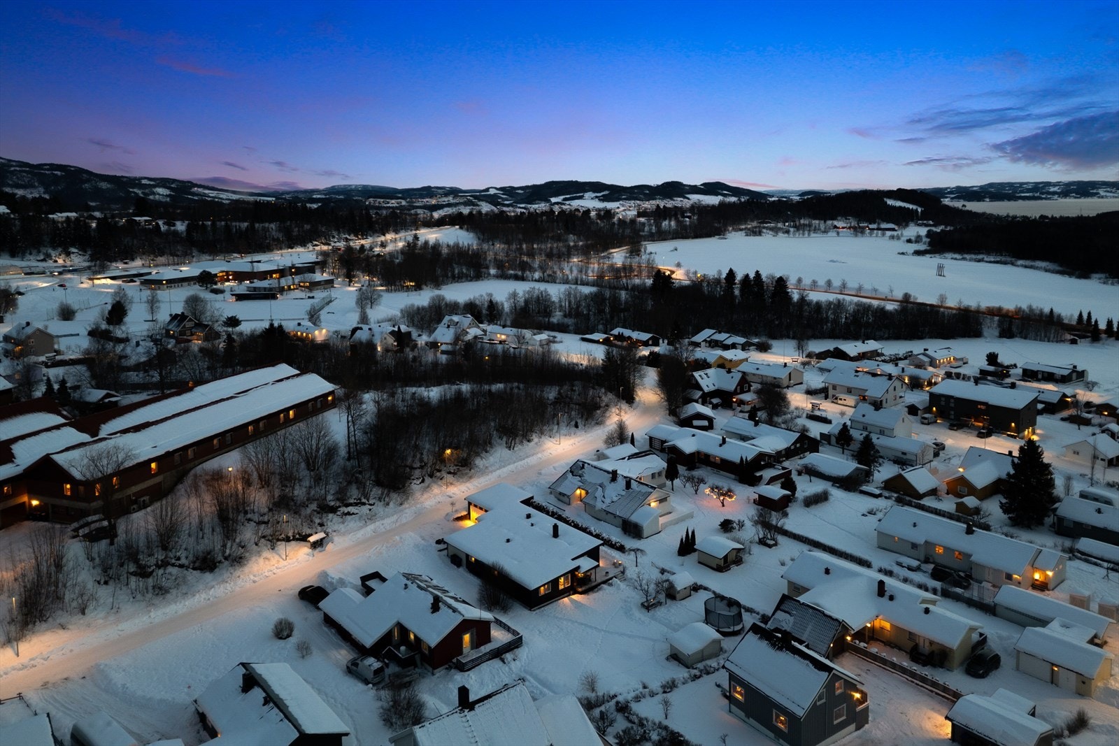 Fra eiendommen vil man ha umiddelbar nærhet til skole og barnehage. Turområder, fotballbane og Steinkjer skistadion ligger i gangavstand. Galleribilde