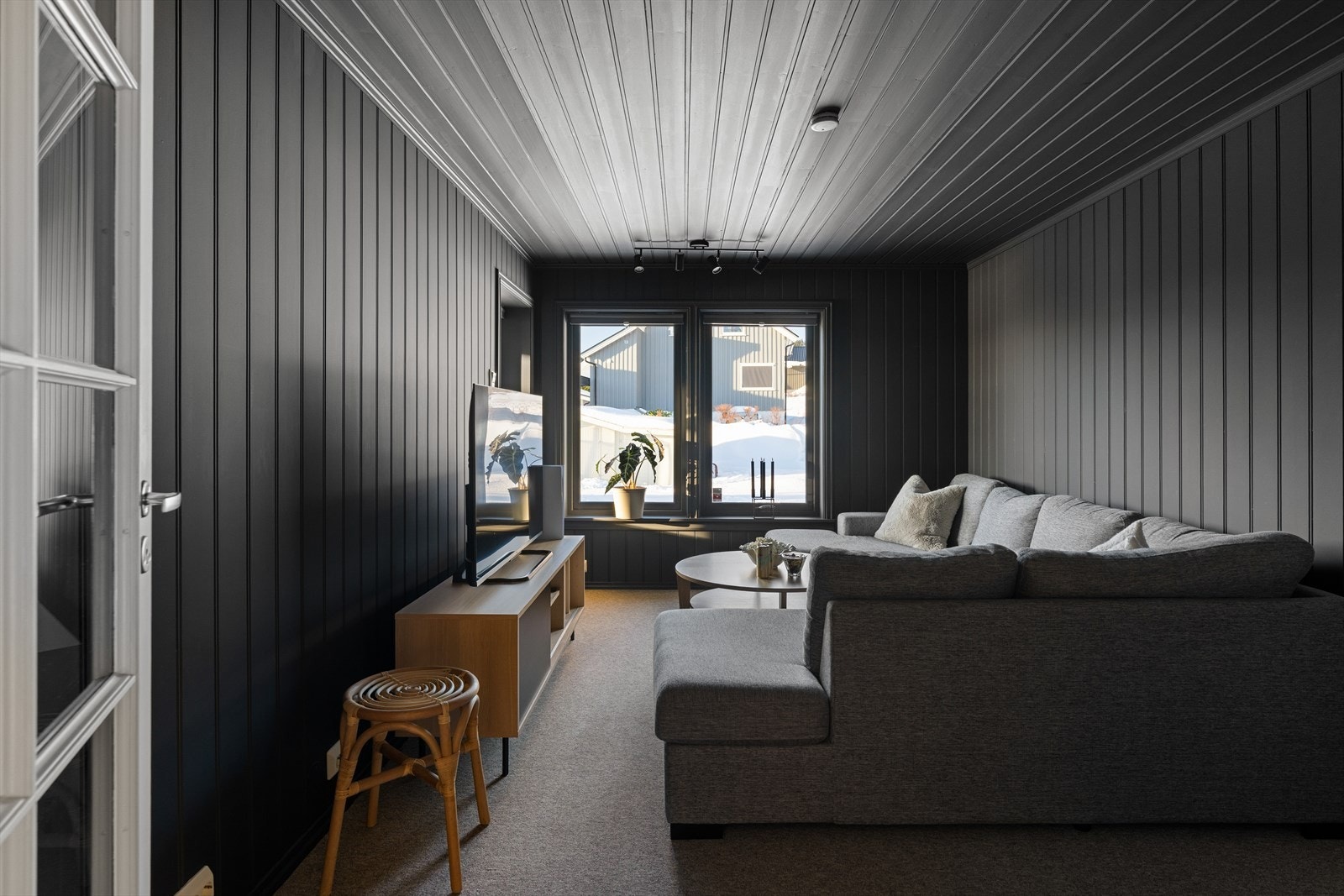 Praktisk tv-stue med god plass til stor sofaløsning Galleribilde