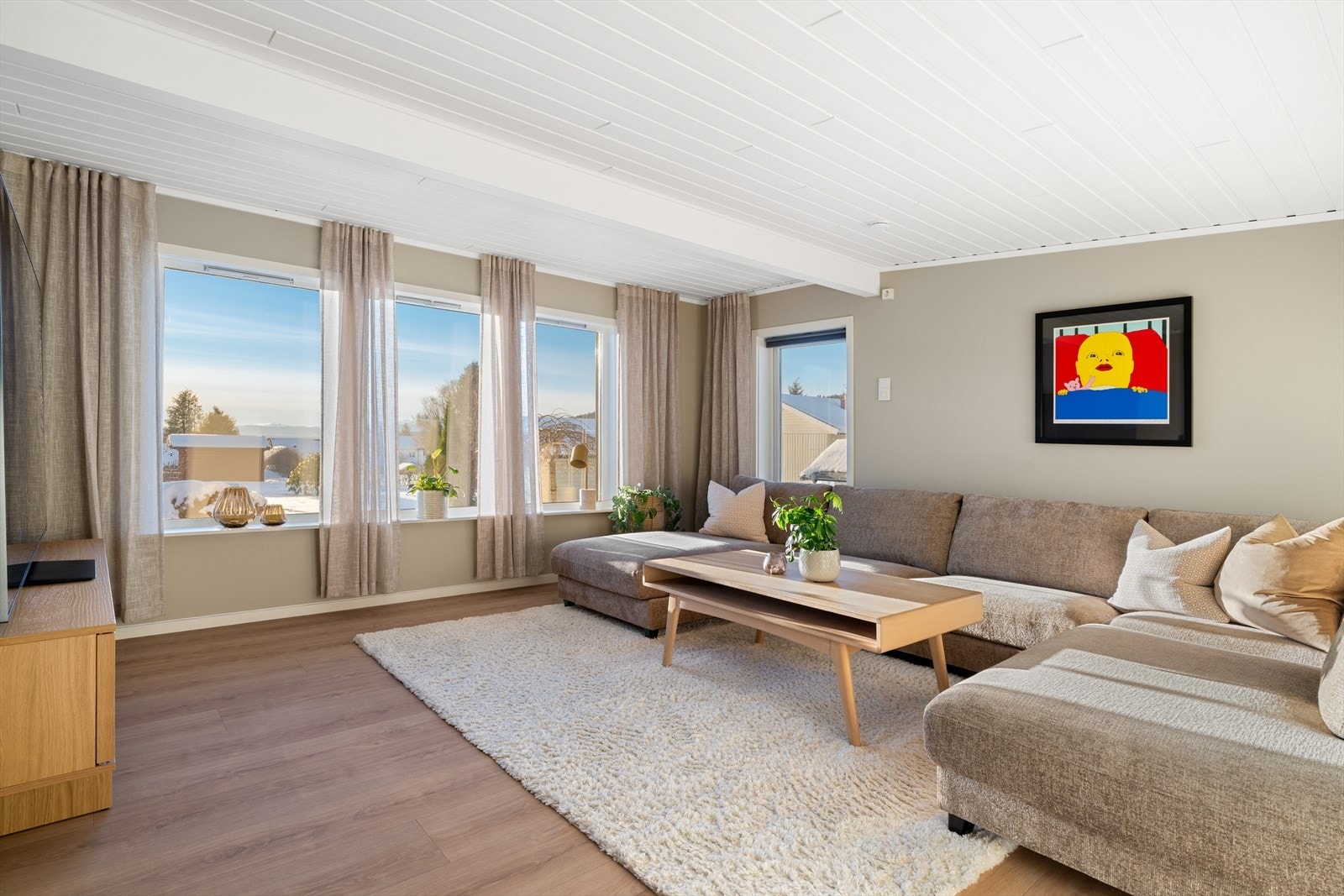 De store stuevinduene slipper de gode sol- og utsiktsforholdene inn i stuen Galleribilde