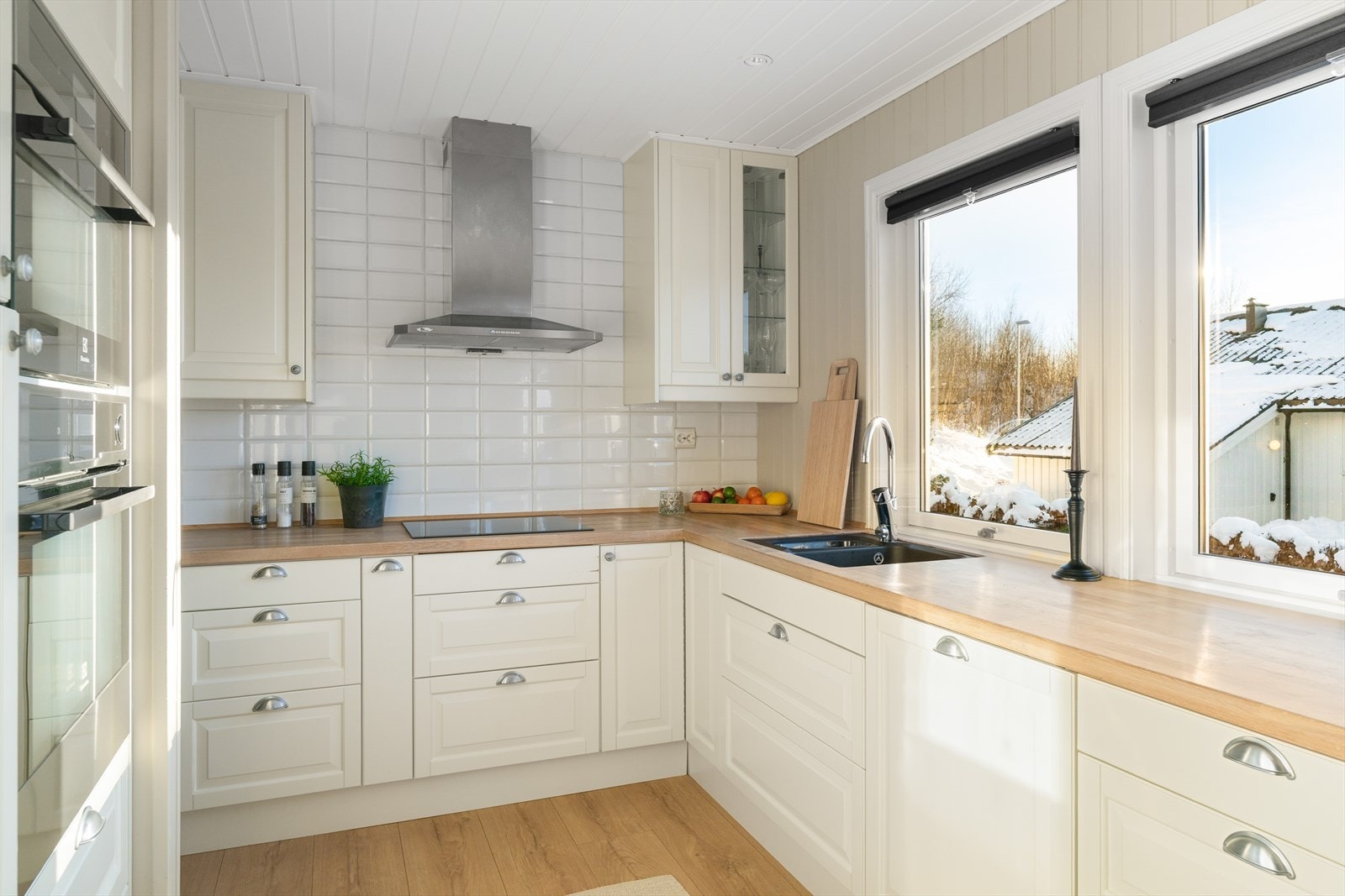 Boligen har integrerte hvitevarer med kombi stekeovn/mikro og stekeovn med damp. Begge i god arbeidshøyde. Galleribilde