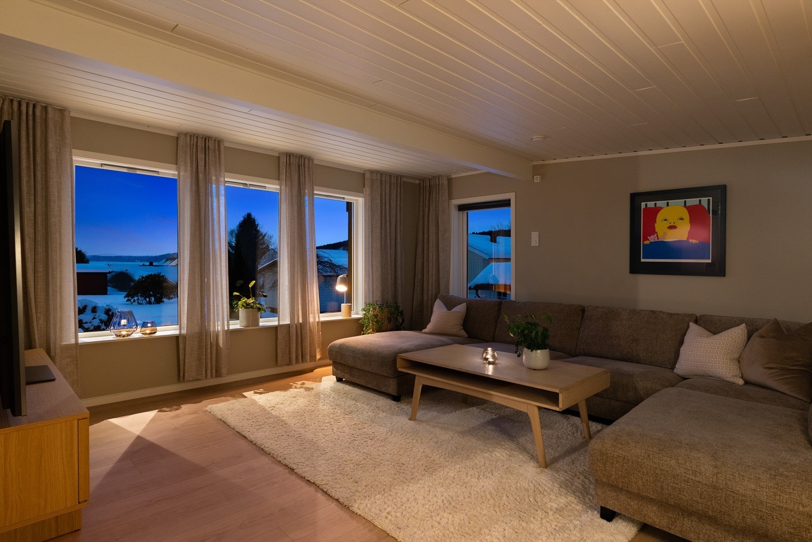 Her kan man sitte tilbaketrukket i en av boligens flere stuer. Galleribilde