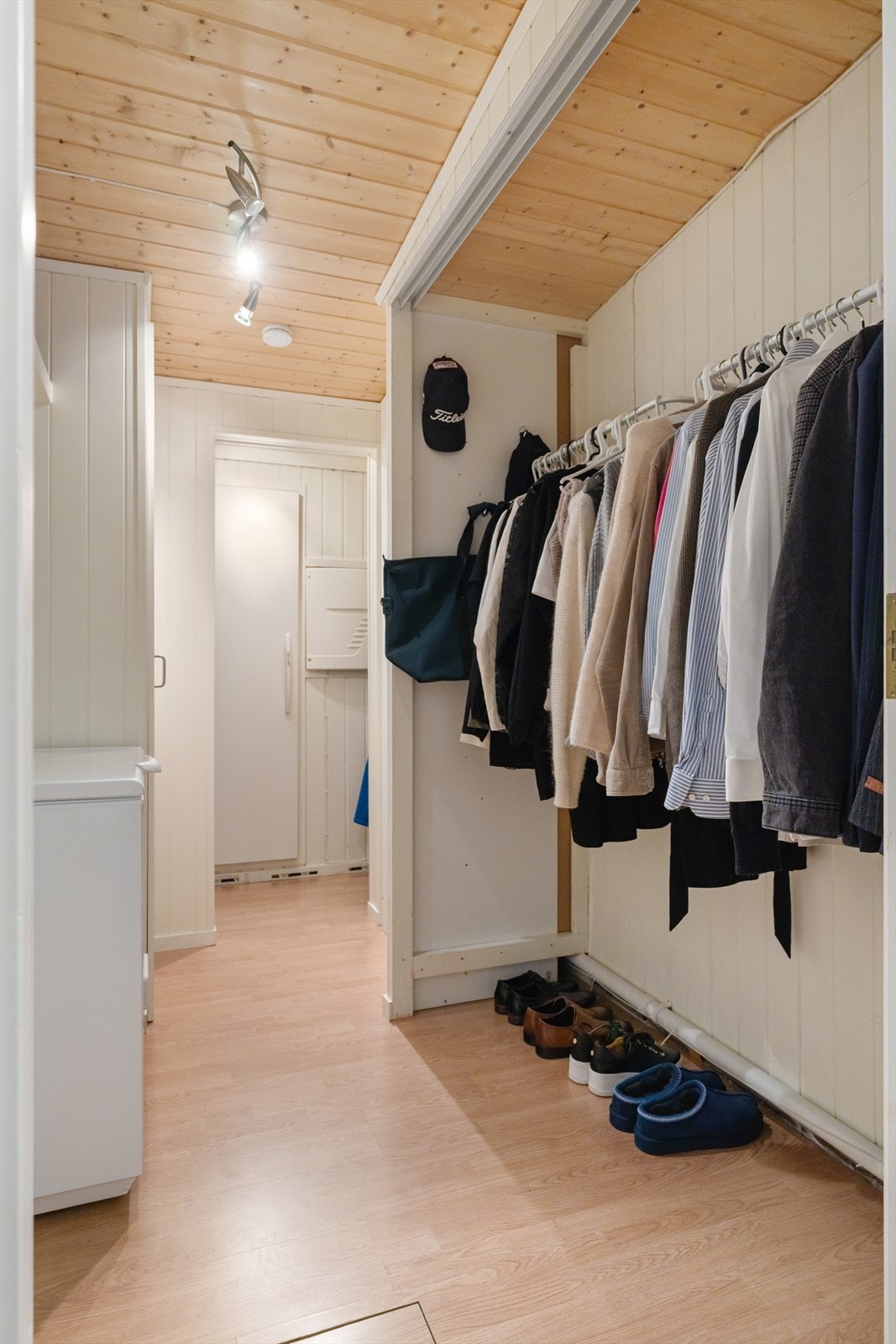 Svært praktisk walk-in garderobe Galleribilde