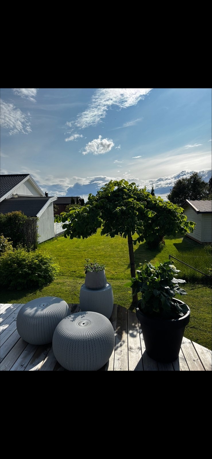 Området er preget av eneboligbebyggelse og lite trafikk, med nærhet til skog og mark som gir gode tur- og rekreasjonsmuligheter i umiddelbar nærhet. Galleribilde