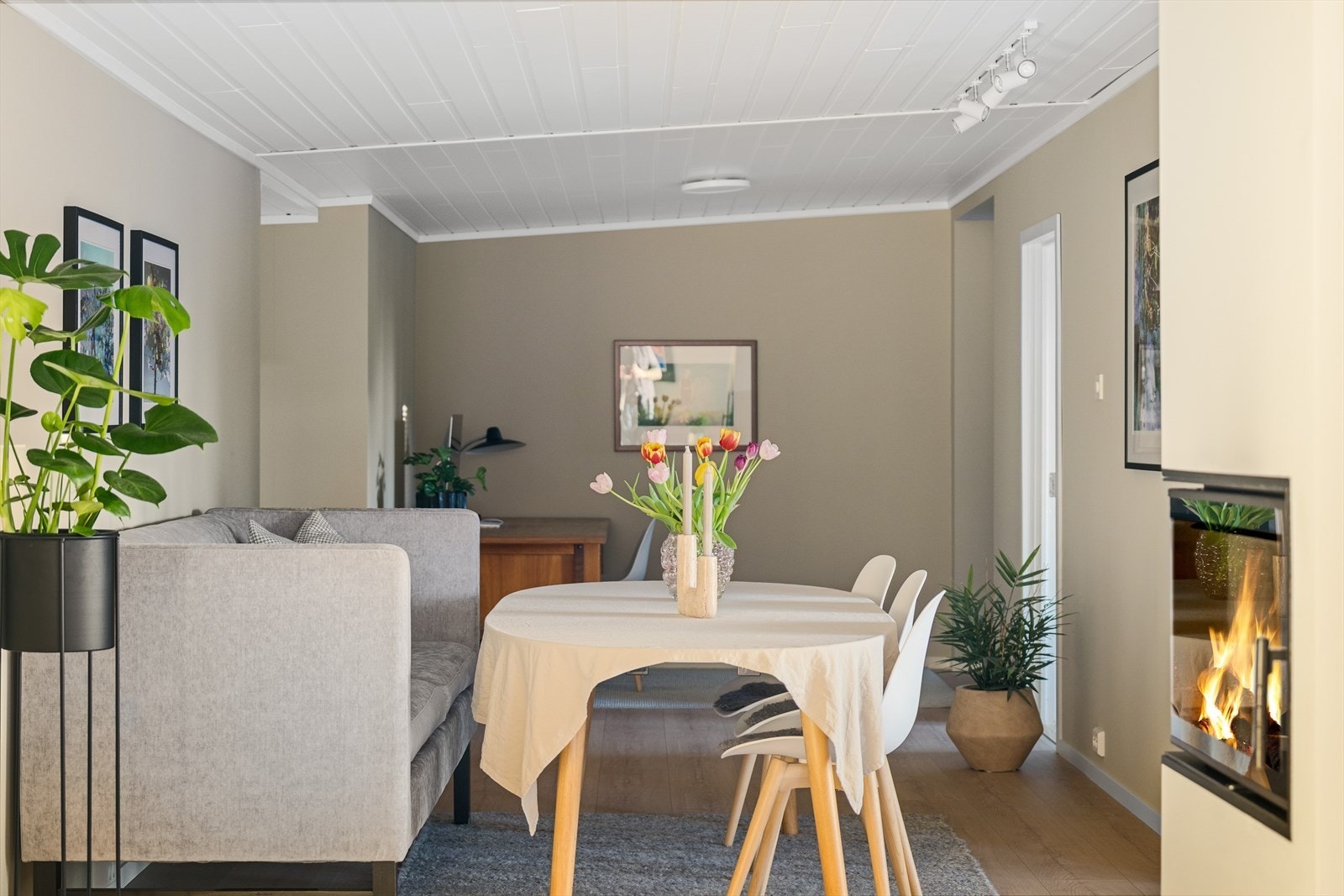 I enden av rommet finner man plass til hjemmekontor eller arbeidspult Galleribilde