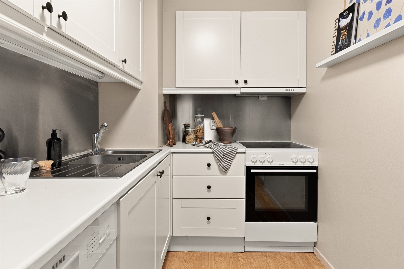 Kjøkkeninnredning med profilerte fronter og laminat benkeplate. Galleribilde