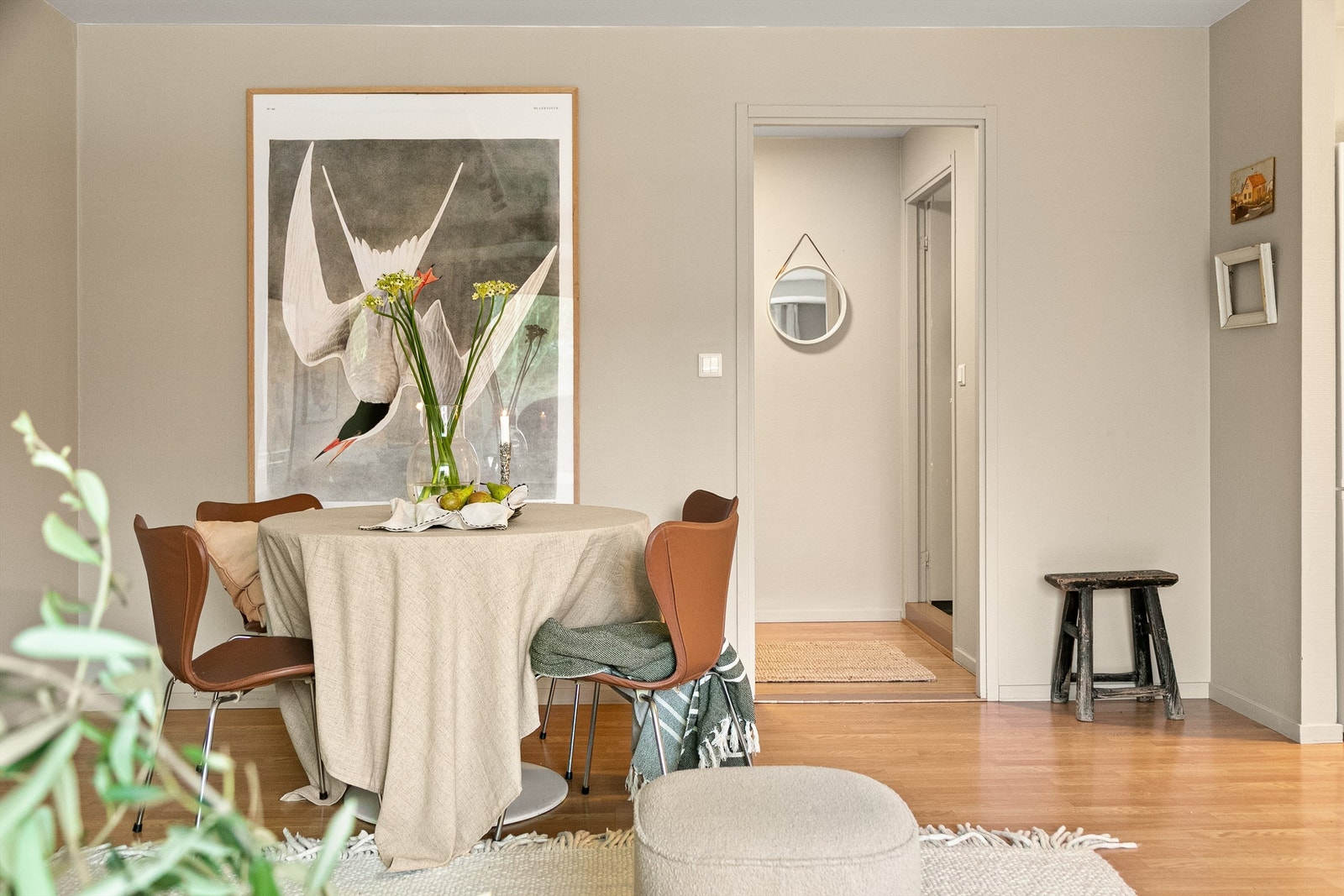 Det er en naturlig plass for spisebord der venner og familie kan inviteres på middag. Galleribilde