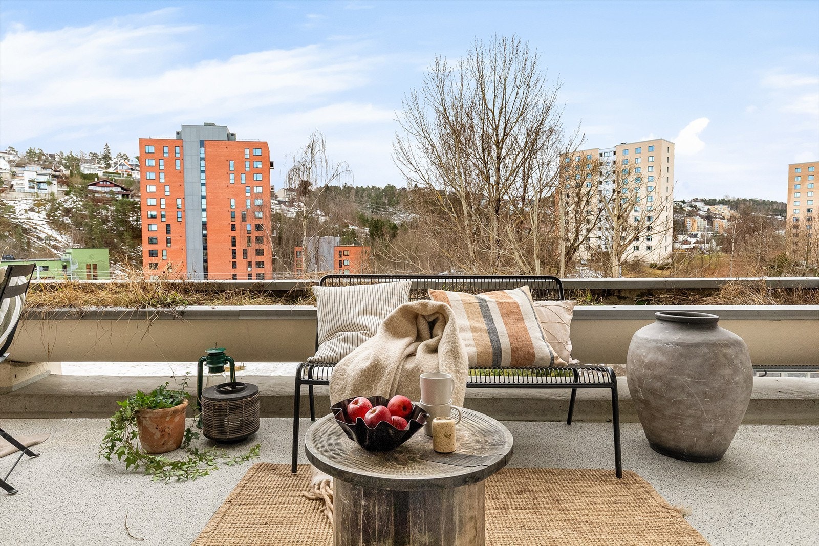 Balkongen fungerer som en fin utvidelse av leiligheten på varme dager. Galleribilde