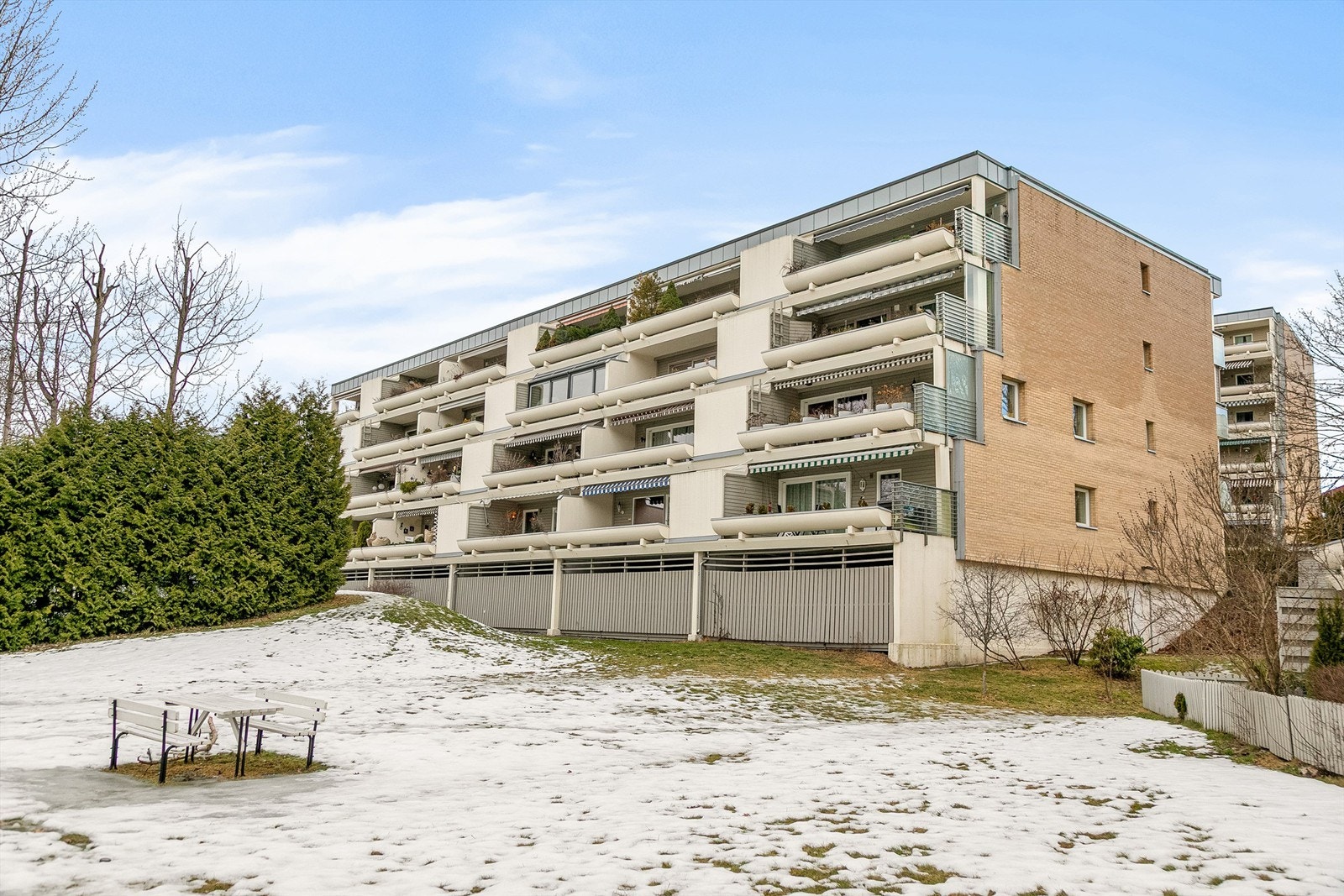 Tomten er fellesarealer og er pent opparbeidet med store grøntarealer, sittegrupper og diverse beplantning. Galleribilde