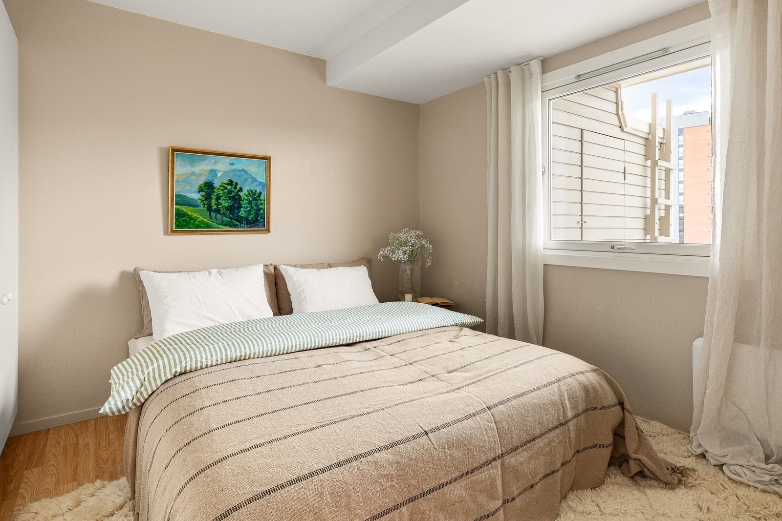 Soverommet har et nytt vindu fra 2024, skiftet i regi av sameiet. Galleribilde