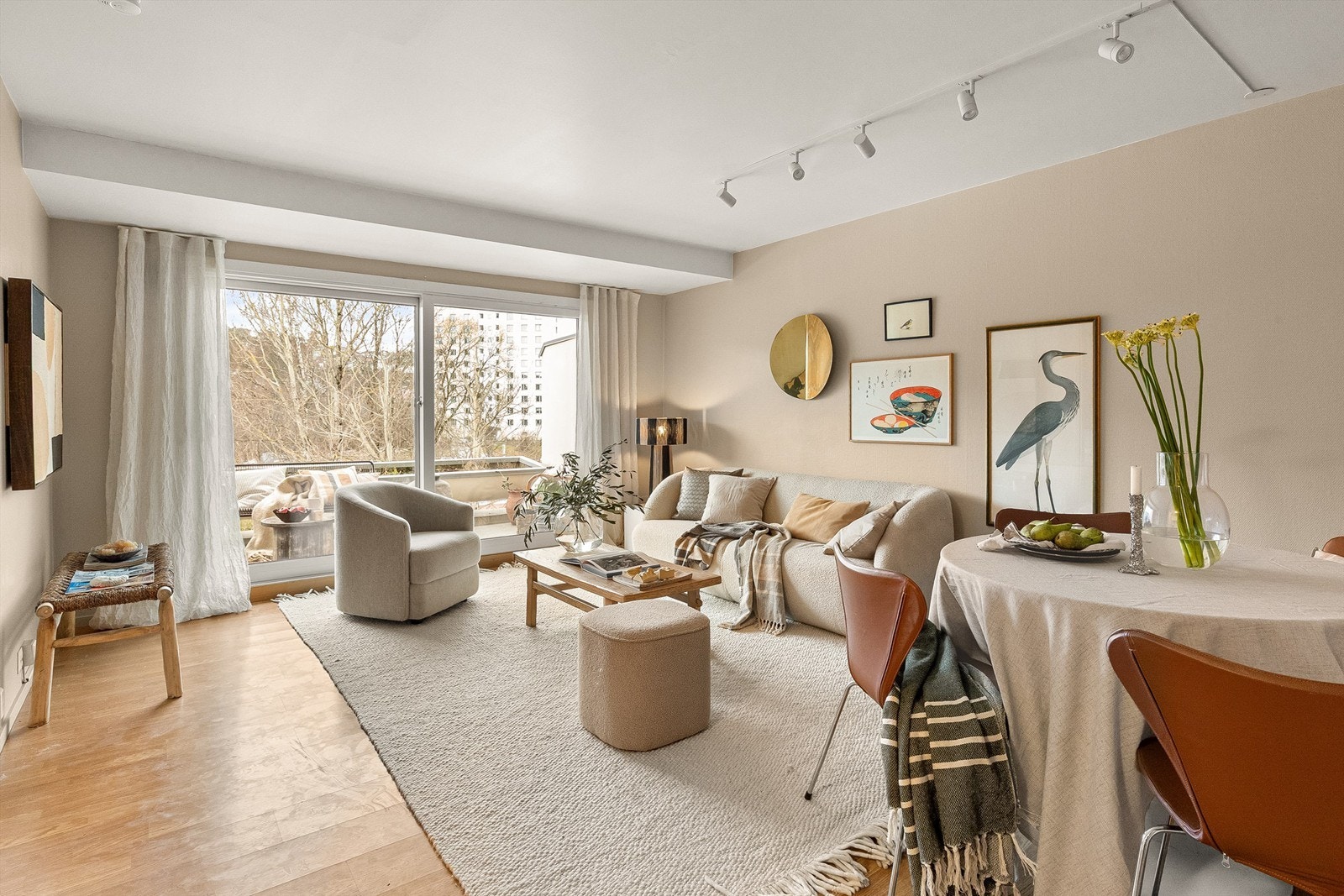 Store vindusflater sørger for et rikt lysinnslipp og skaper en luftig romfølelse. Galleribilde