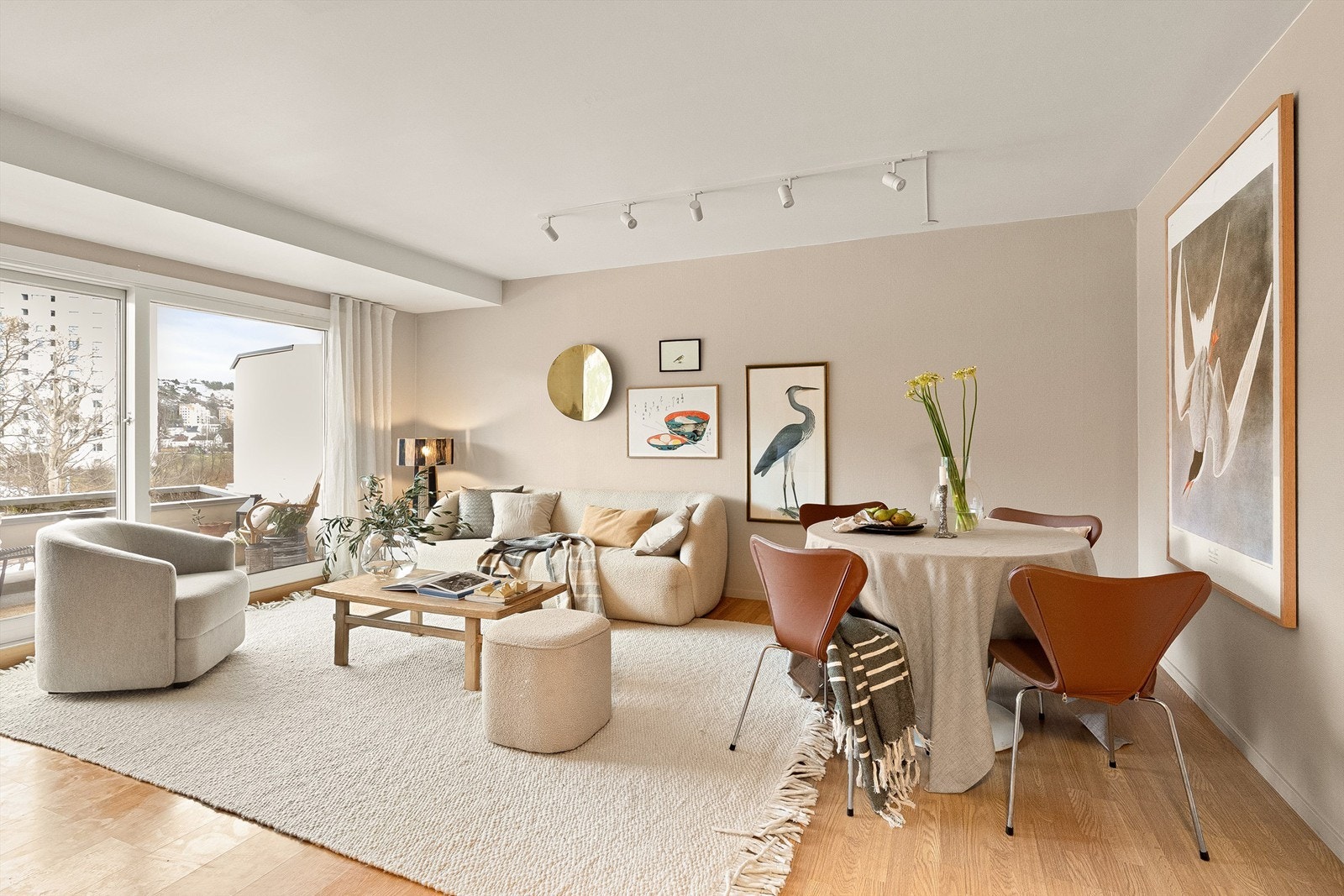 Charlotte Lunde v/Krogsveen har gleden av å presenter en lys og luftig 2-roms selveier med en arealeffektiv planløsning og stor balkong. Foto: Fotostallen v/ Lars-Petter Skillestad Galleribilde