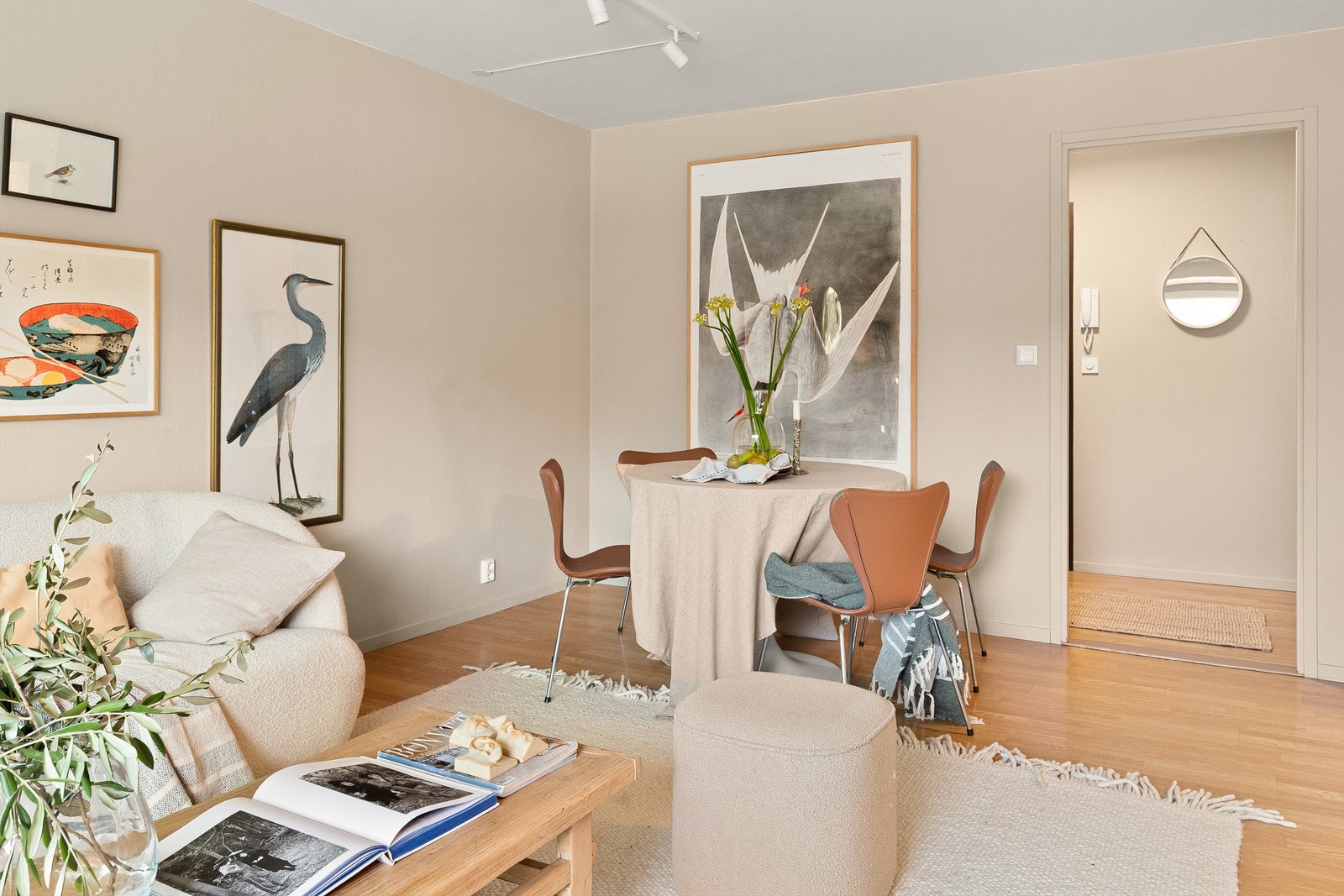 Gjennomgående laminatgulv i oppholdsrommene gir et helhetlig inntrykk. Galleribilde