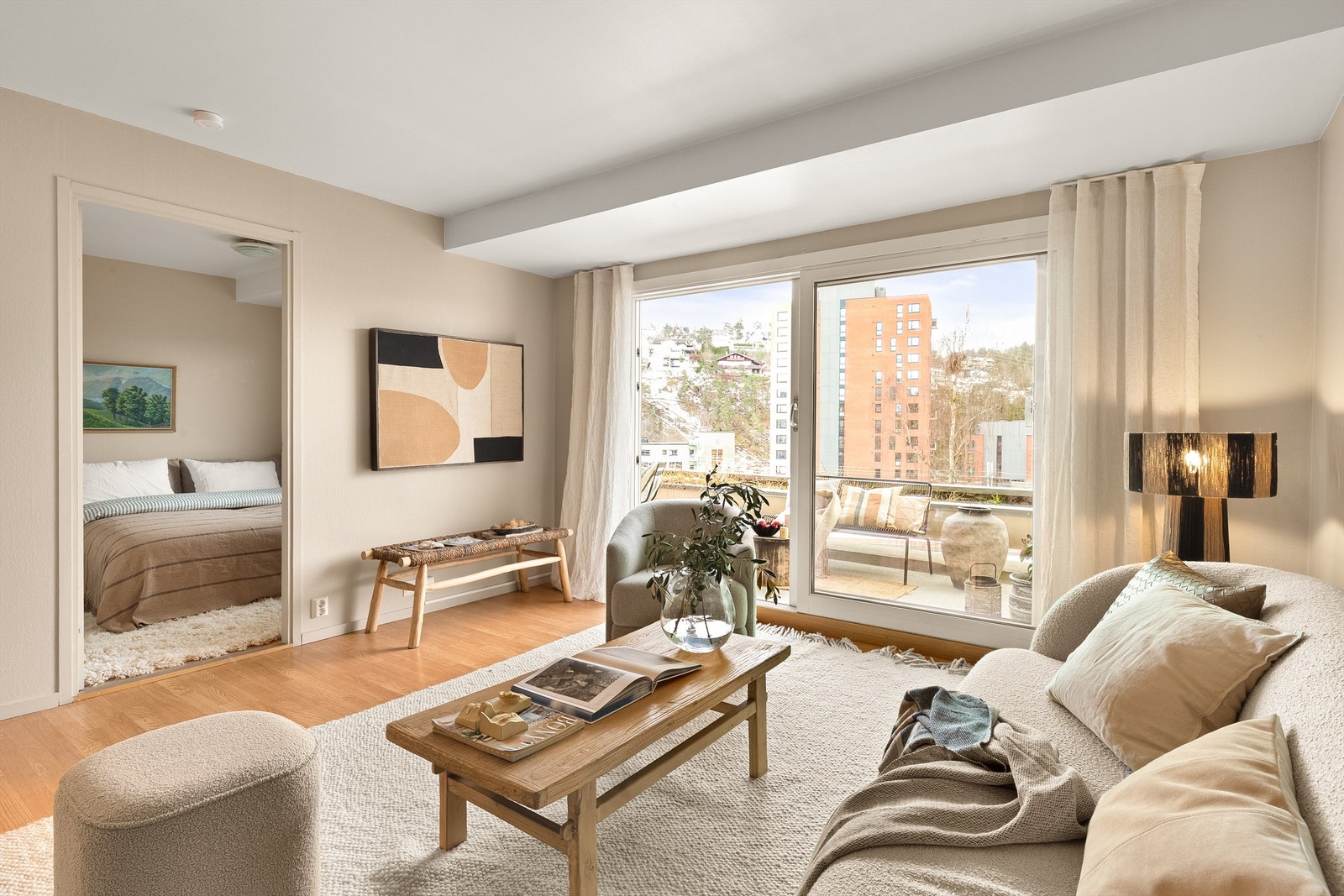 Leiligheten har overflater holdt i tidløse og delikate nyanser som skaper en behagelig atmosfære. Foto: Fotostallen v/ Lars-Petter Skillestad Galleribilde